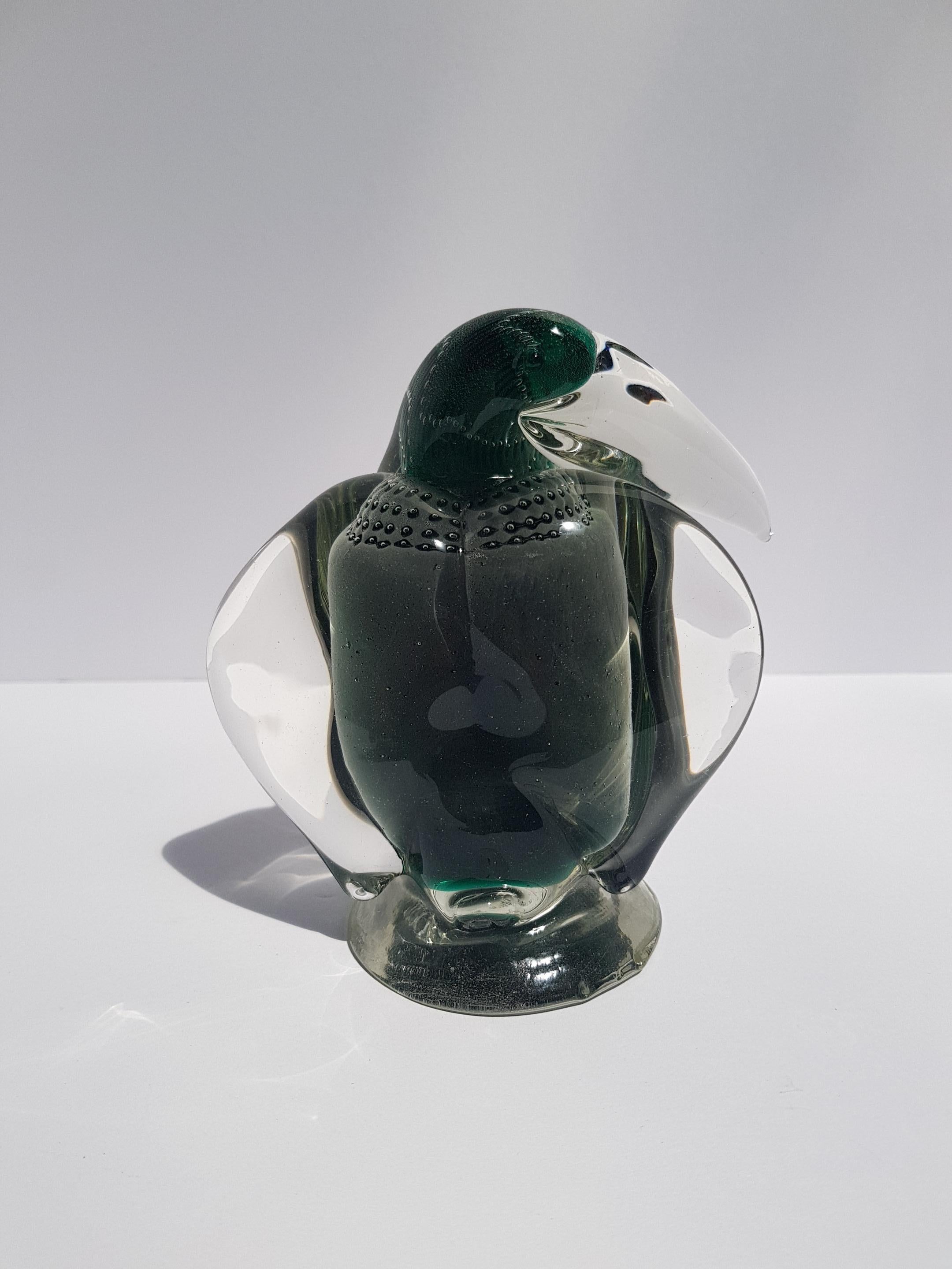 Rare et exquise sculpture d'oiseau toucan en verre d'art réalisée par l'artiste verrier de Murano Alfredo Barbini pour VAMSA (V.A.M.S.A.) vers 1938. Soufflé à la main sur l'île vénitienne de Murano et exécuté dans la rare technique sommerso sfumato
