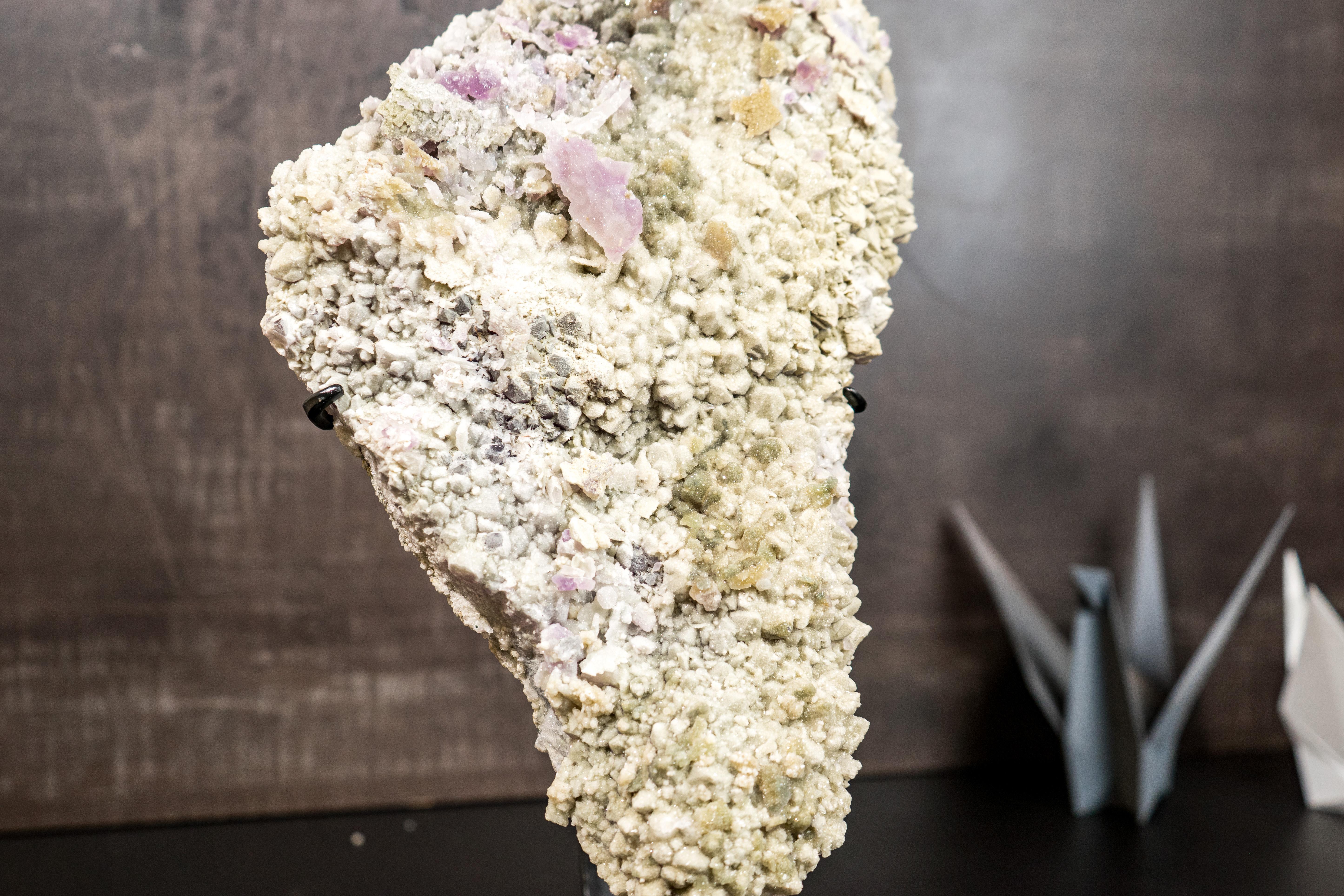 Ein seltenes Amethyst-Konglomerat aus Mineralien: Grüner und weißer Zucker-Amethyst, Zeolith, Calcit, Hämatit-Einschlüsse

▫️ Beschreibung

Diese natürliche Platte mit weißem und grünem Amethyst ist ein von der Natur geschaffenes Meisterwerk, das