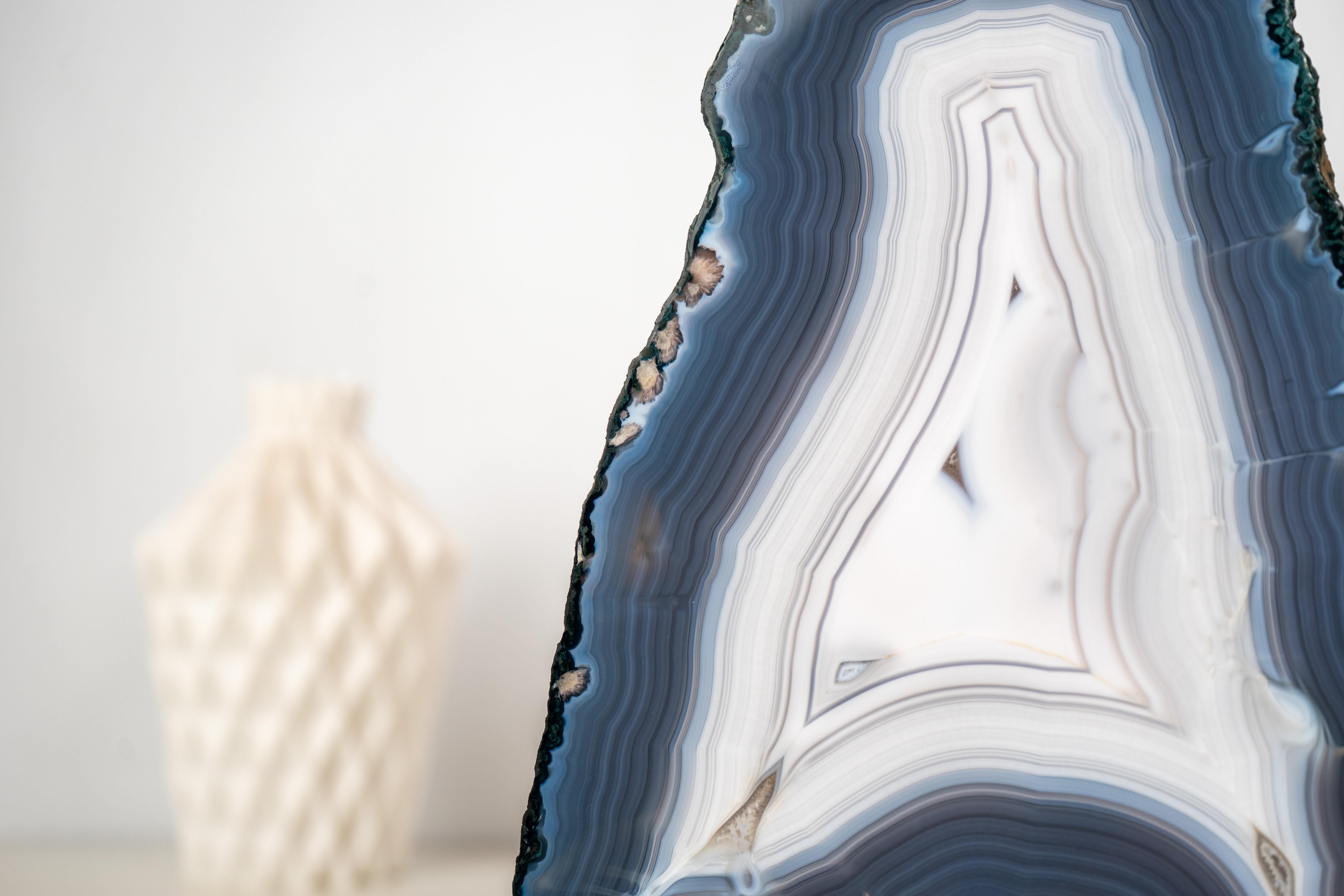 Rare All-Natural Blue and White Agate Lace Geode with Intact Drawn Lines In New Condition For Sale In Ametista Do Sul, BR
