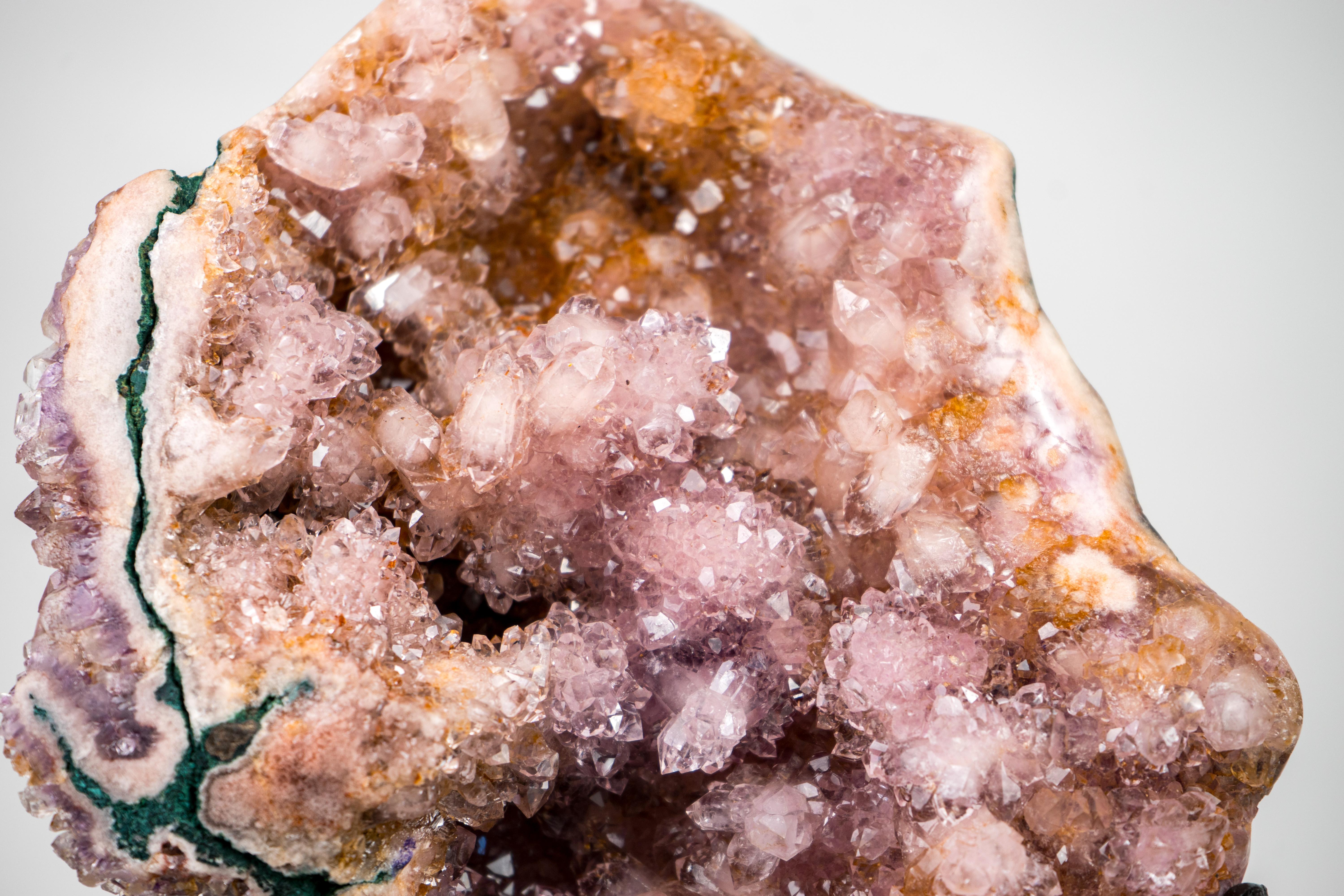 Raro espécimen de amatista rosa totalmente natural con druzy rosa, lavanda y naranja en venta 5