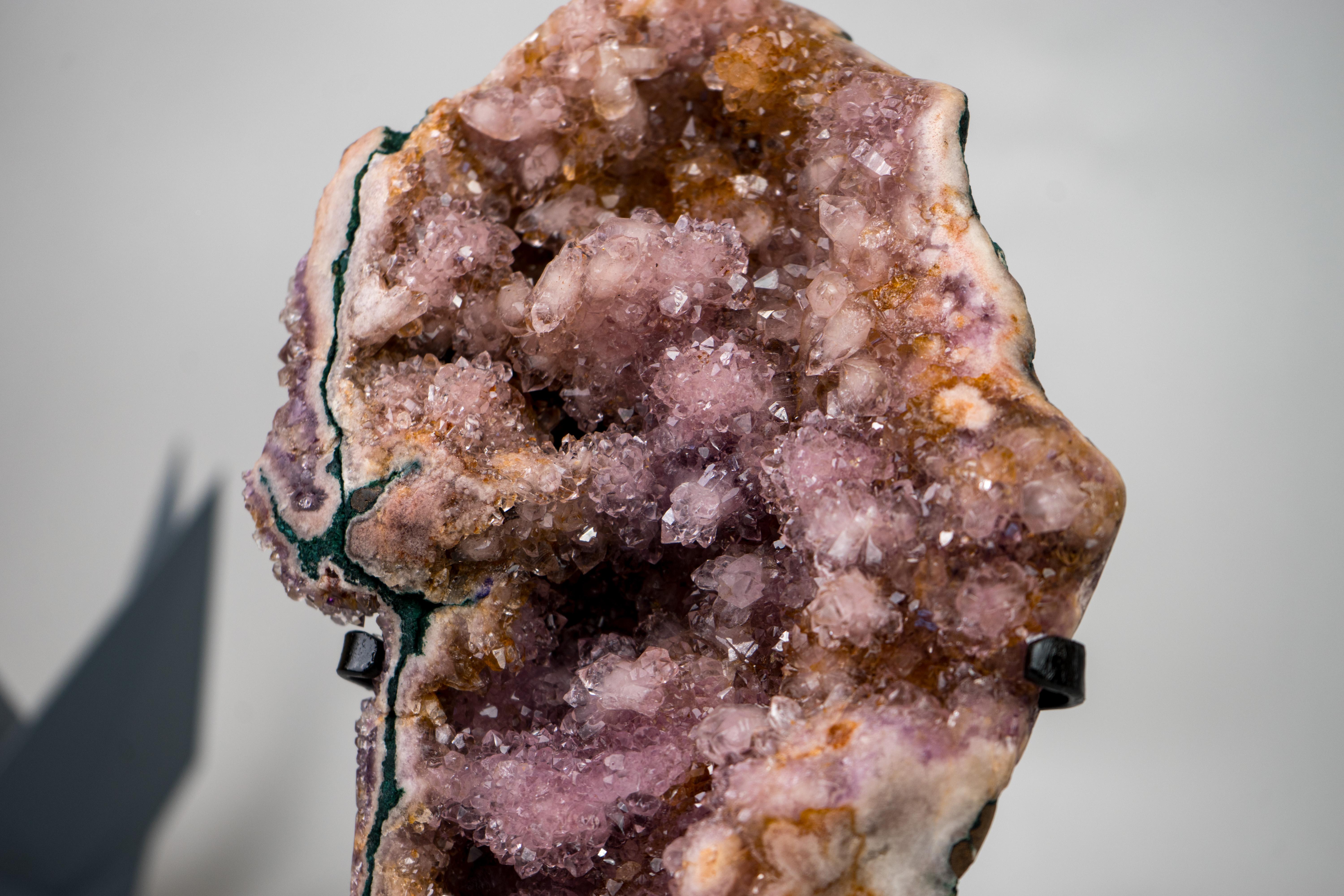 Raro espécimen de amatista rosa totalmente natural con druzy rosa, lavanda y naranja en Nuevo estado para la venta en Ametista Do Sul, BR