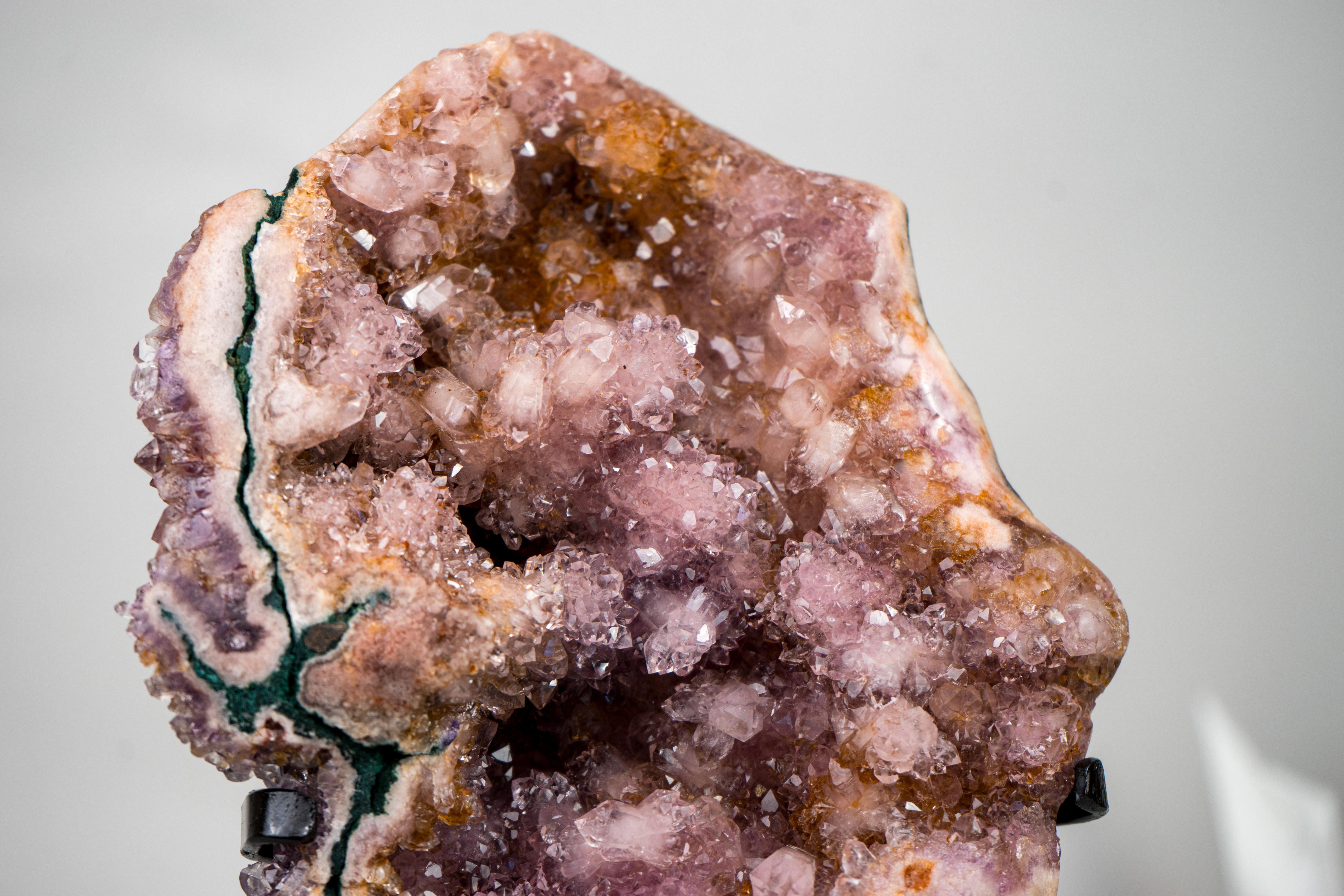 Raro espécimen de amatista rosa totalmente natural con druzy rosa, lavanda y naranja Siglo XXI y contemporáneo en venta