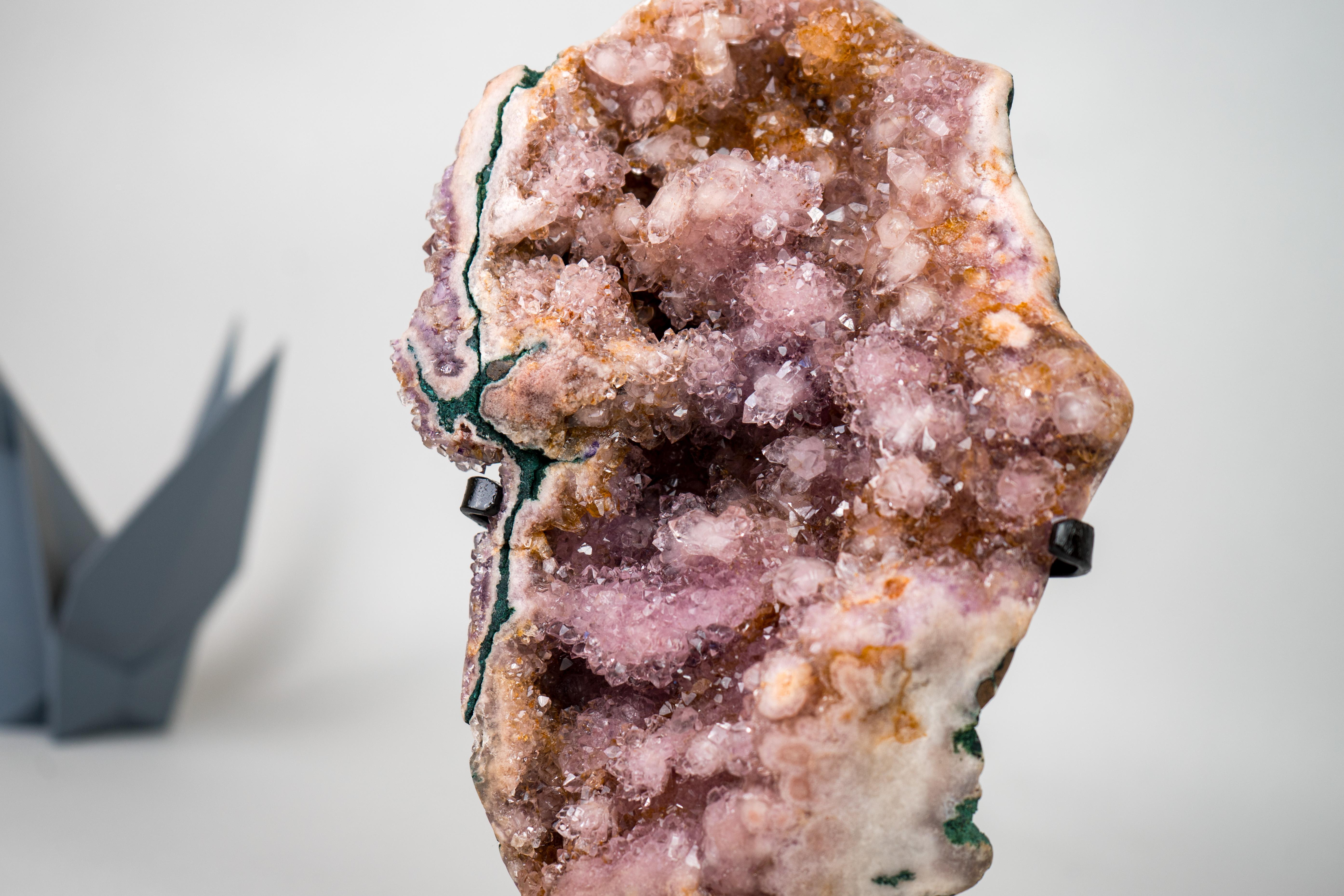 Raro espécimen de amatista rosa totalmente natural con druzy rosa, lavanda y naranja en venta 1
