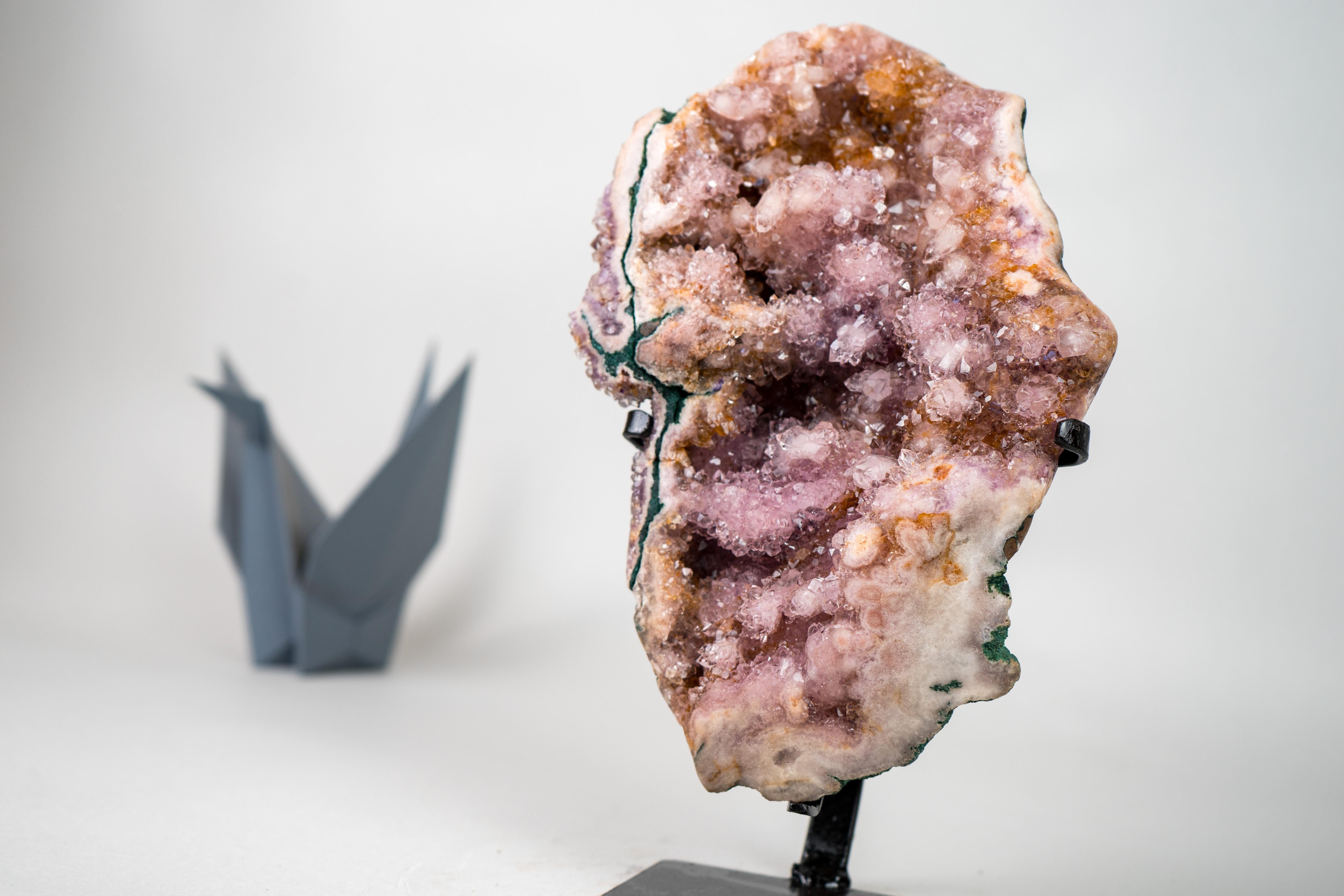 Raro espécimen de amatista rosa totalmente natural con druzy rosa, lavanda y naranja en venta 2