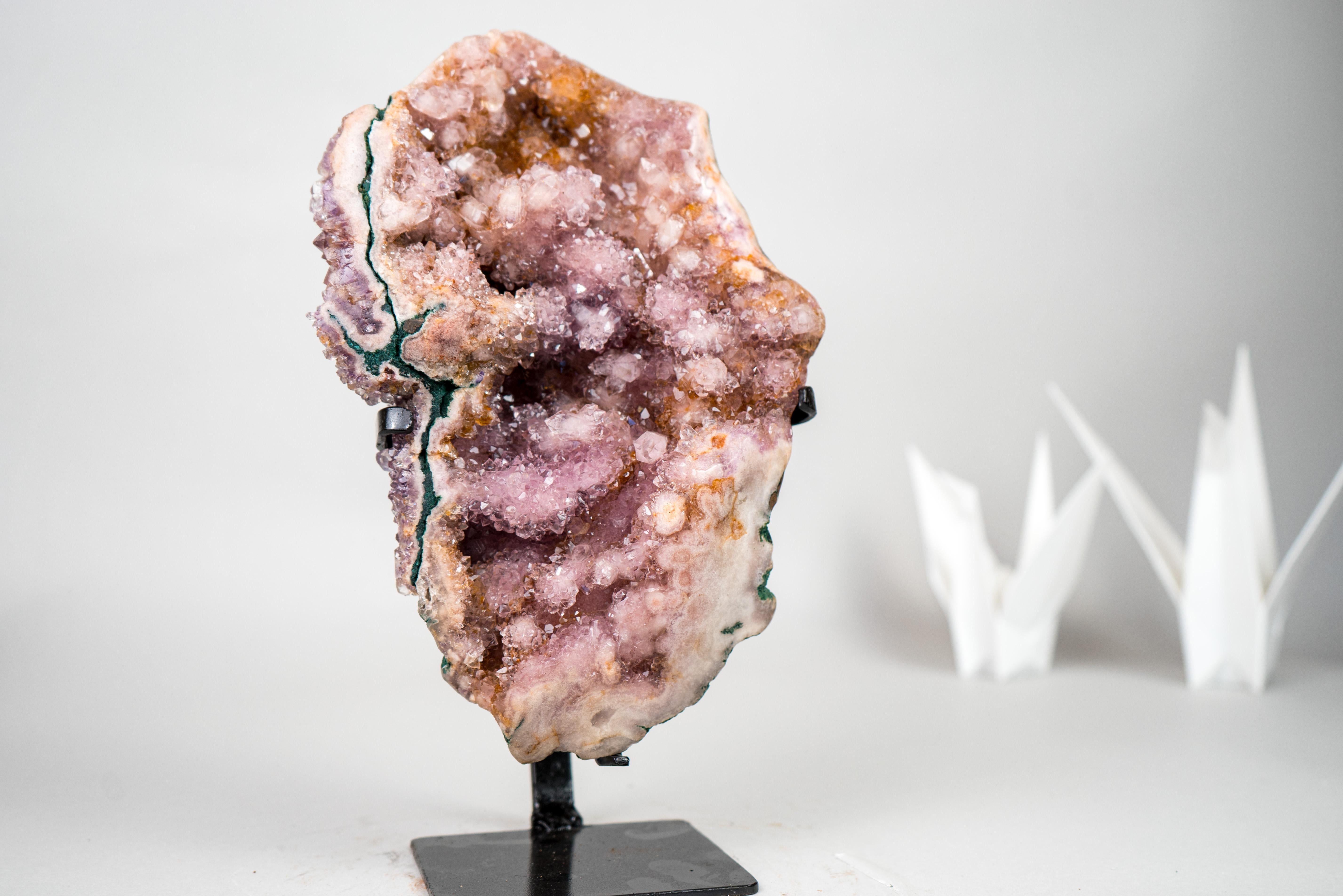 Raro espécimen de amatista rosa totalmente natural con druzy rosa, lavanda y naranja en venta 3