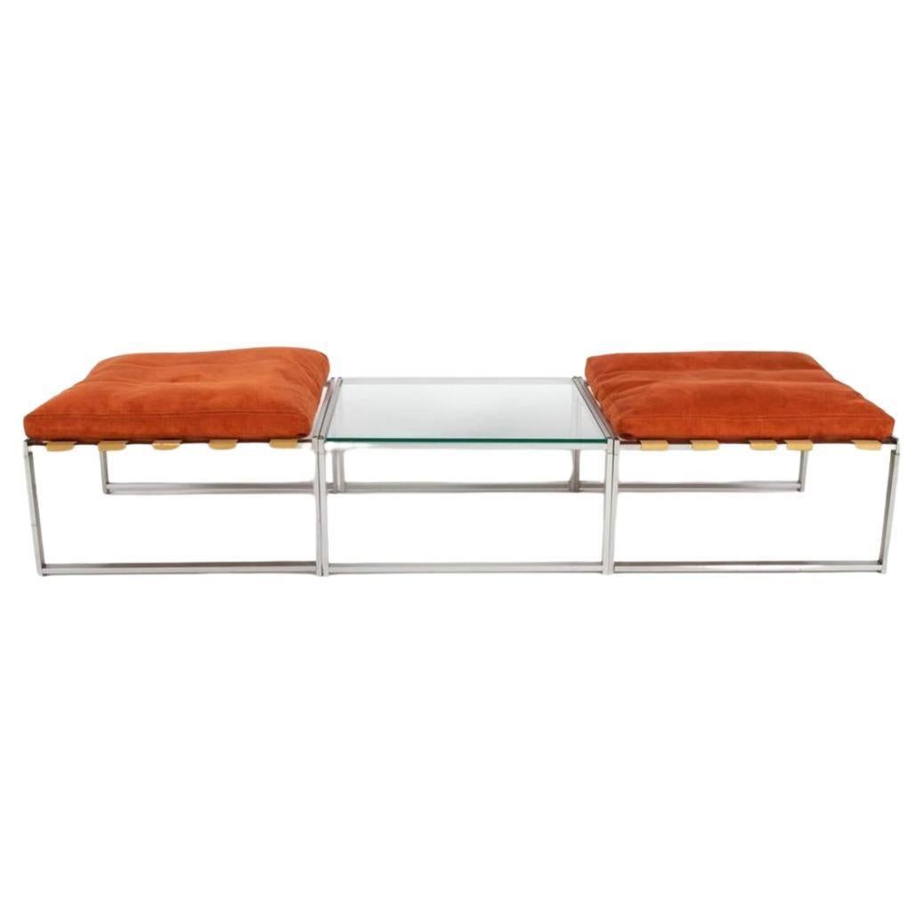 Raro conjunto minimalista danés de taburete y mesa de aluminio y ante, de Jørgen Høj. Conjunto de 2 taburetes de ante y 1 mesa auxiliar de cristal con armazón de aluminio, por Jørgen Høj, hacia 1960. Material: Aluminio, cristal y ante Producido por