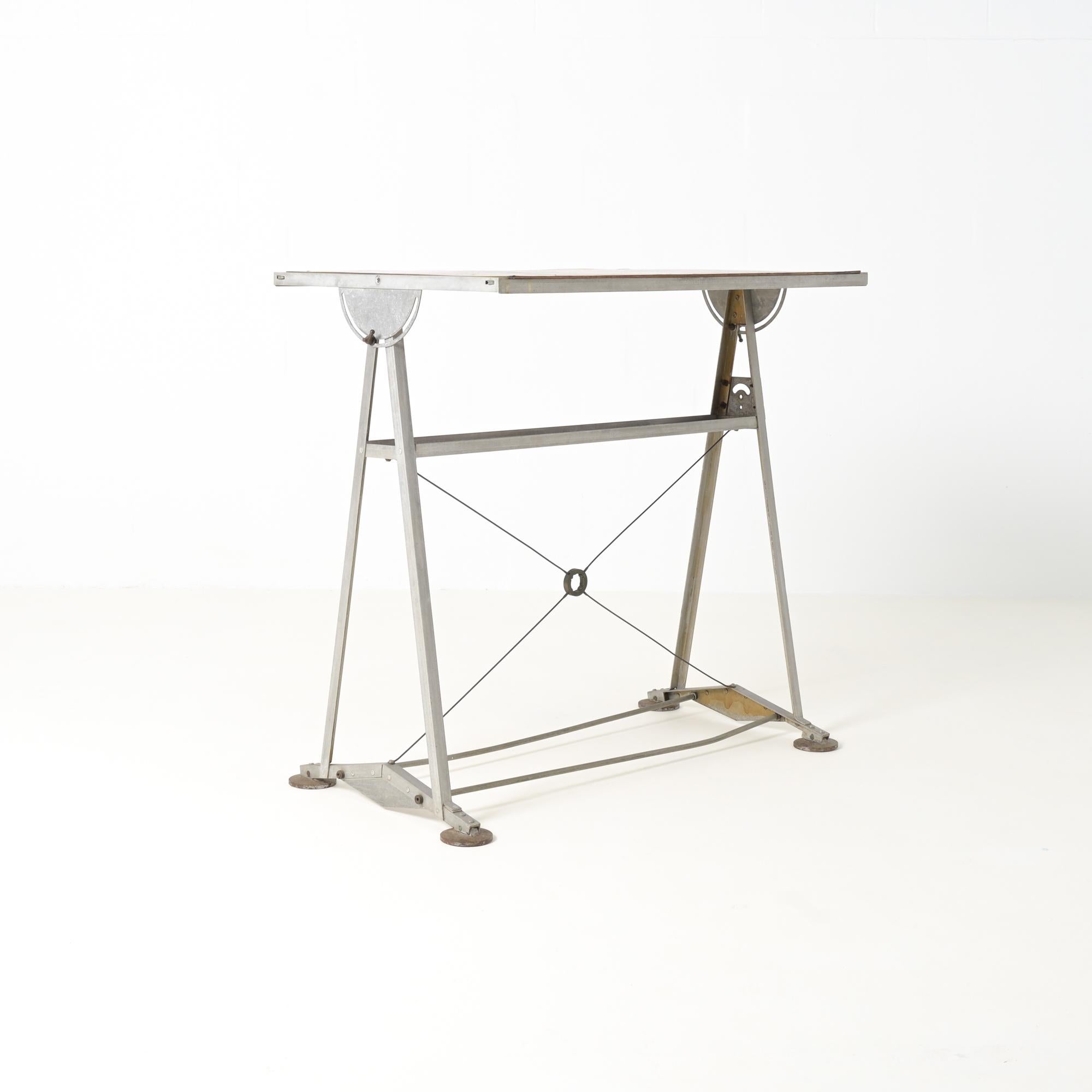 Questo elegante tavolo da disegno è realizzato in alluminio e legno ed è piuttosto leggero. È stato creato e realizzato negli anni Venti.
Si tratta di un grande pezzo in ottime condizioni autentiche.

Piano del tavolo 120 cm x 80 cm

Altezza piano
