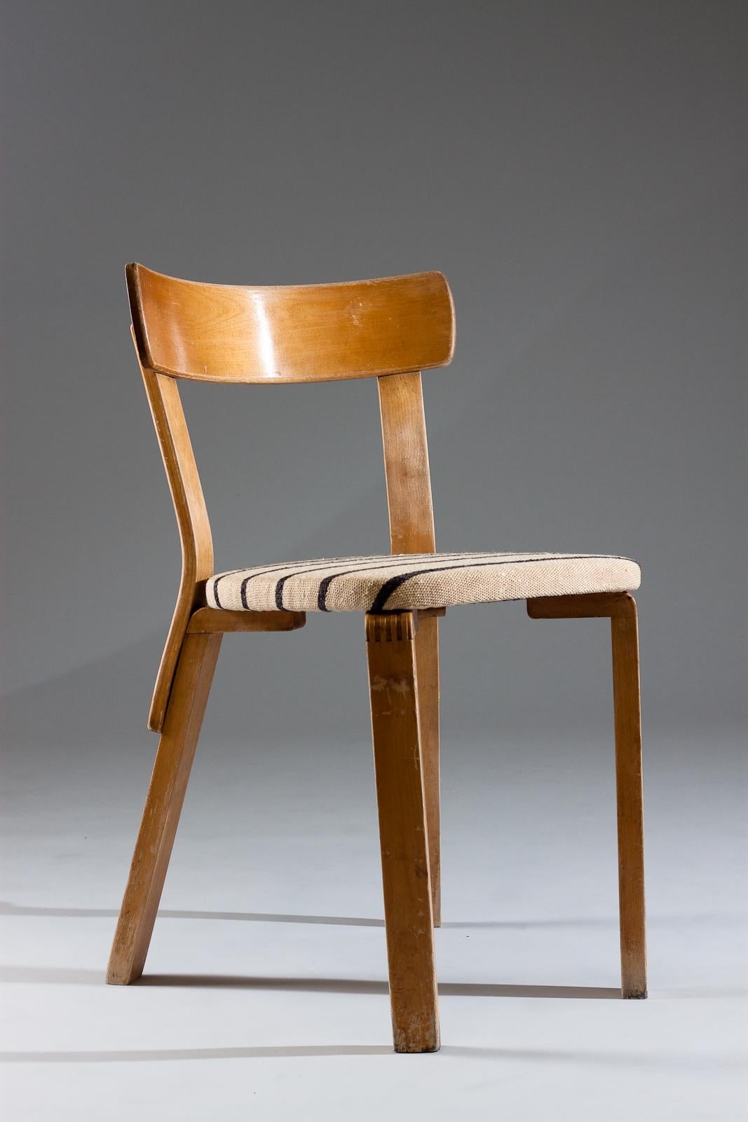 Früher und seltener Stuhl mit 69 Beinen aus der Kriegszeit von Alvar Aalto. Dies ist ein Sammlerstück, das mit einem alten Artek-Stoff überarbeitet wurde. Der War-leg unterscheidet sich vom L-leg und wurde während eines kurzen Zeitraums während/nach