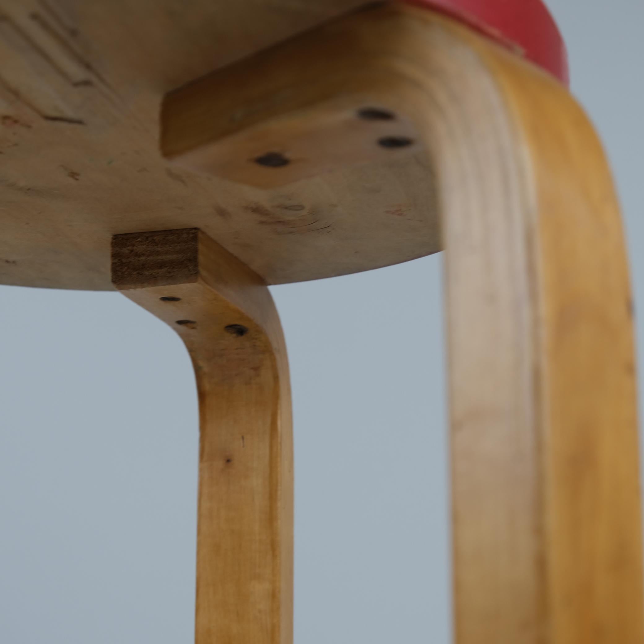 Raro taburete Alvar Aalto de 3 patas 60 en abedul y rojo, Artek, años 40 en venta 3