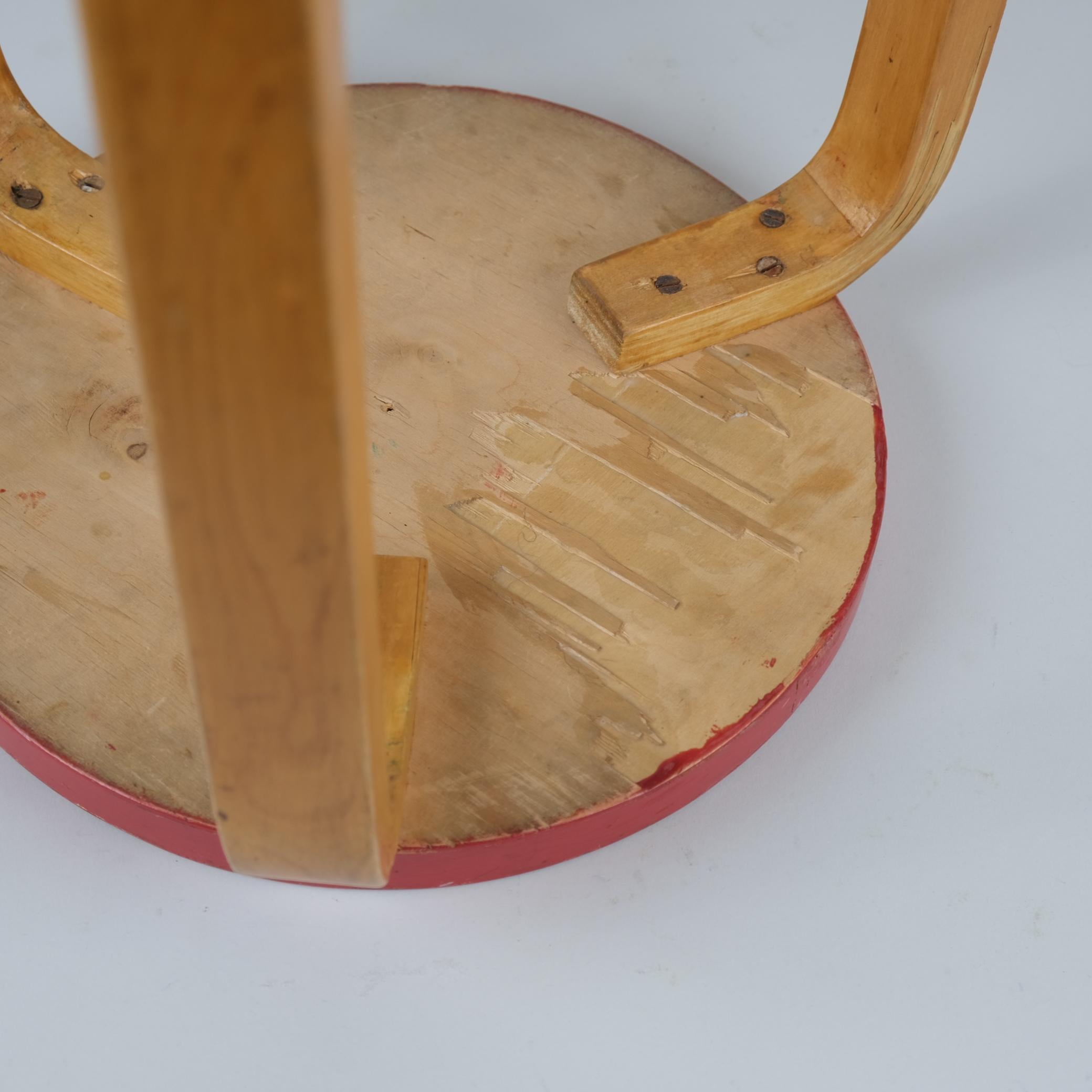 Raro taburete Alvar Aalto de 3 patas 60 en abedul y rojo, Artek, años 40 en venta 4