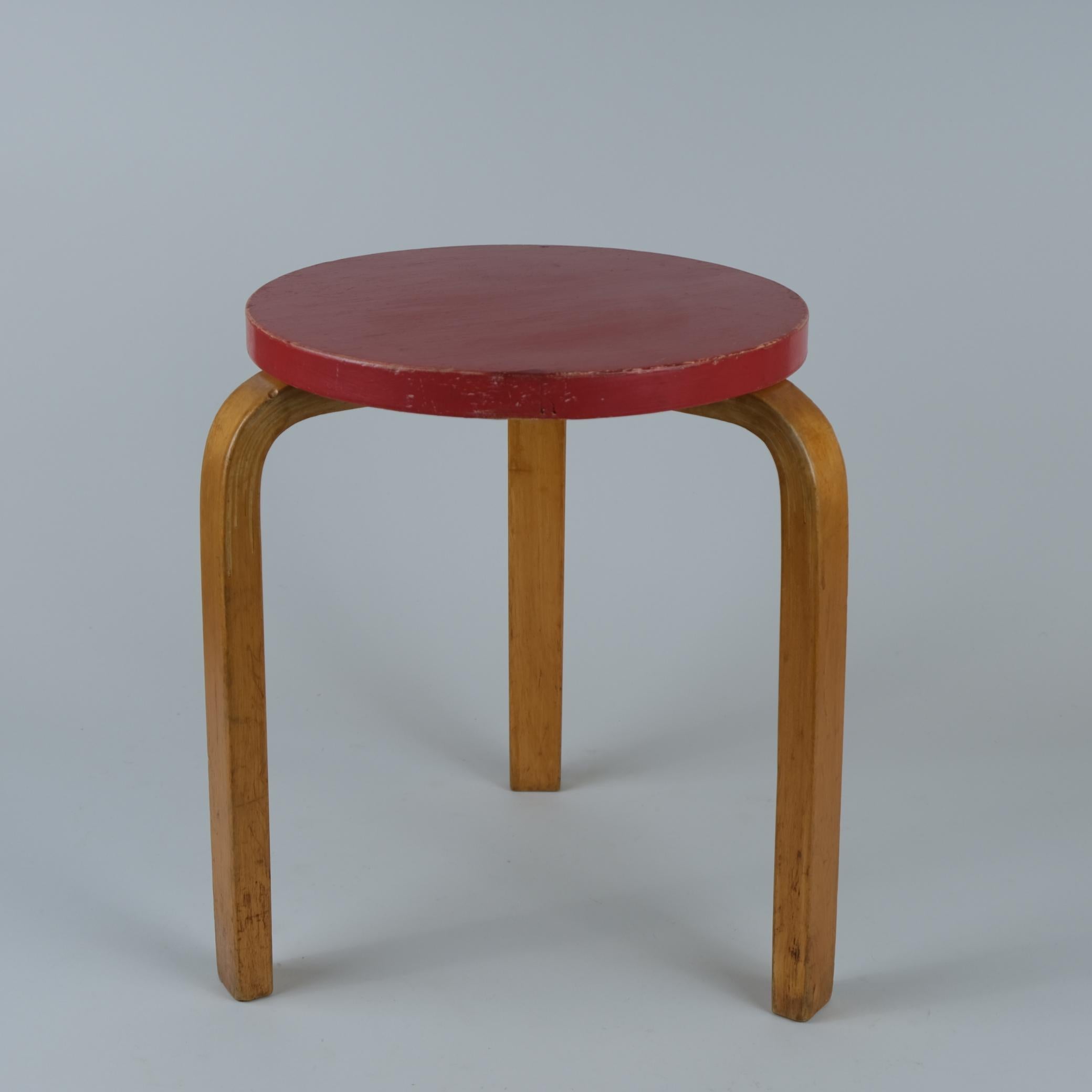 Raro taburete Alvar Aalto de 3 patas 60 en abedul y rojo, Artek, años 40 Escandinavo moderno en venta