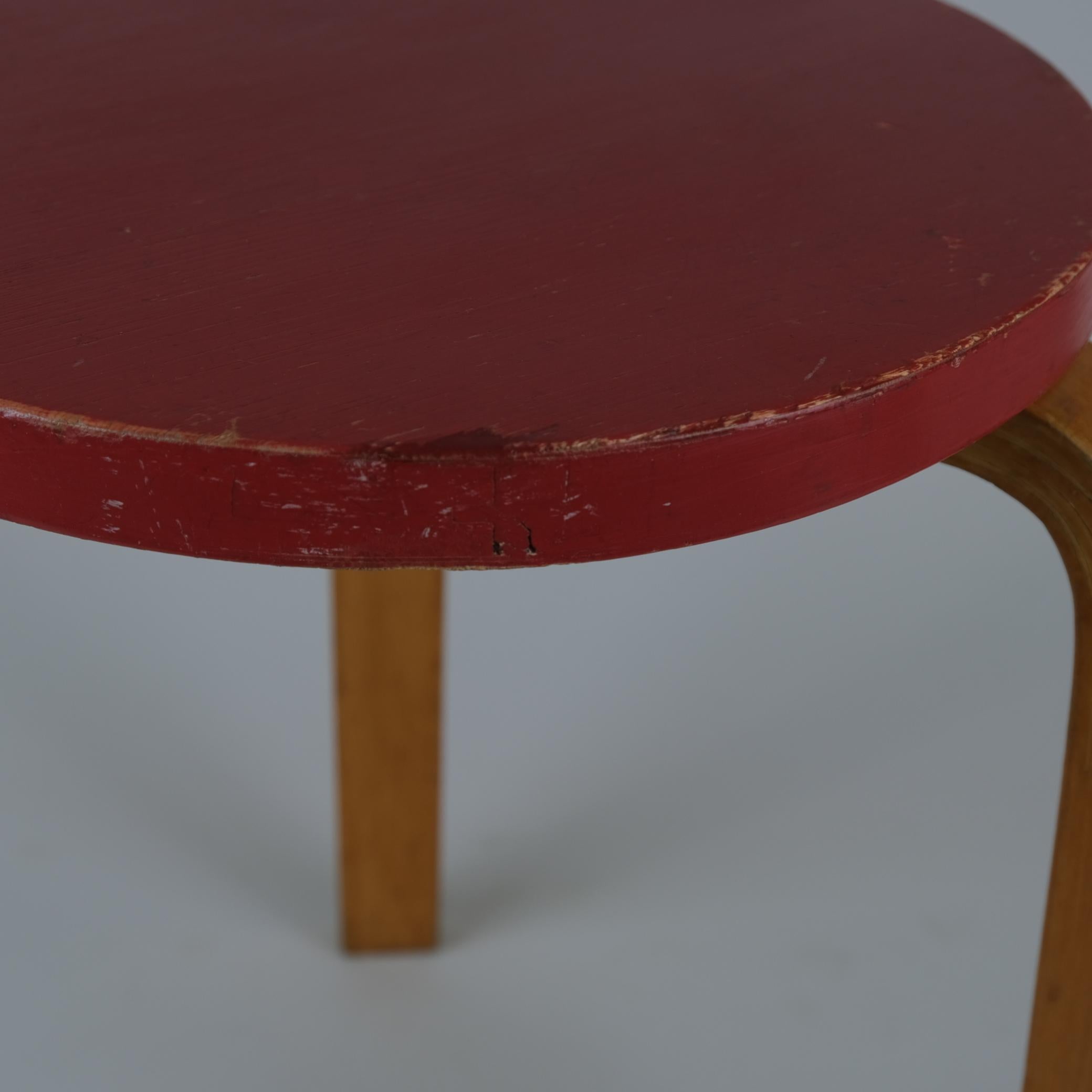 Raro taburete Alvar Aalto de 3 patas 60 en abedul y rojo, Artek, años 40 Finlandés en venta