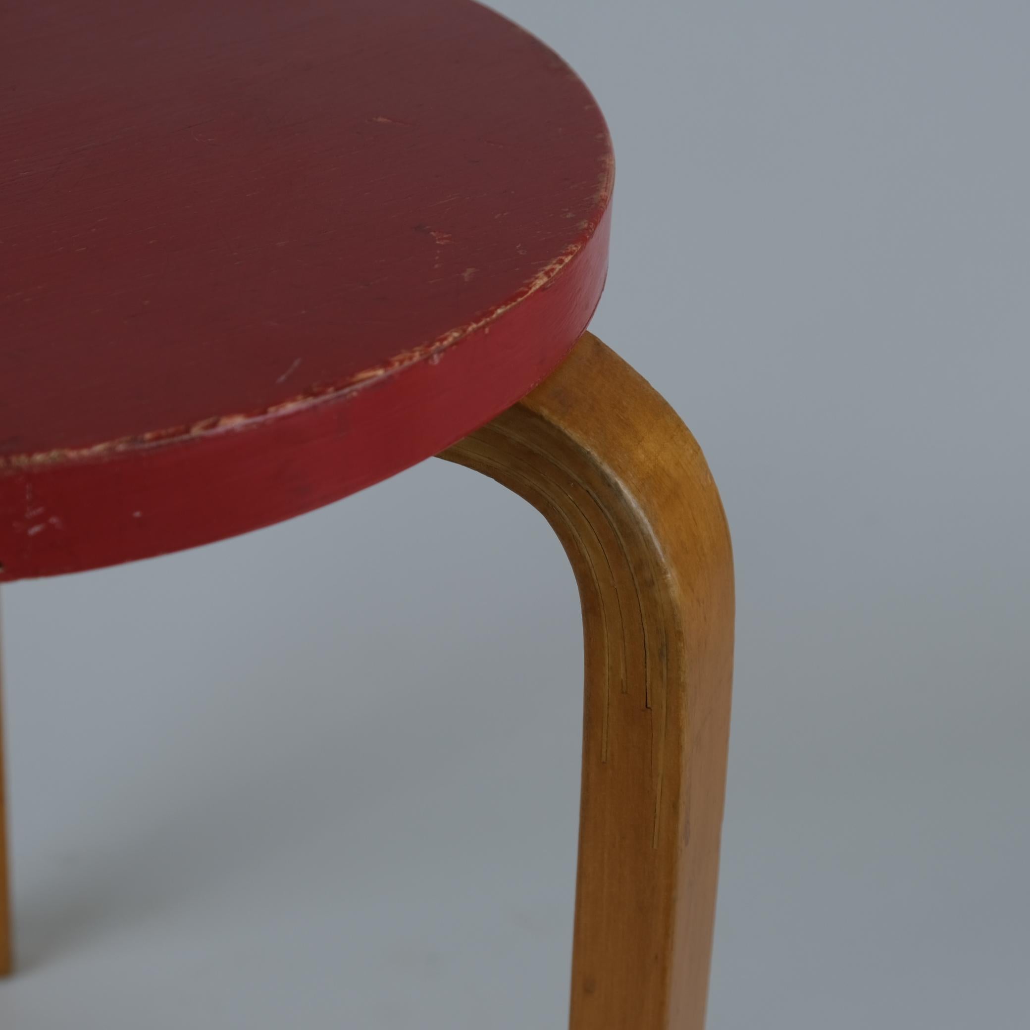 Raro taburete Alvar Aalto de 3 patas 60 en abedul y rojo, Artek, años 40 en Bueno estado para la venta en Helsinki, FI