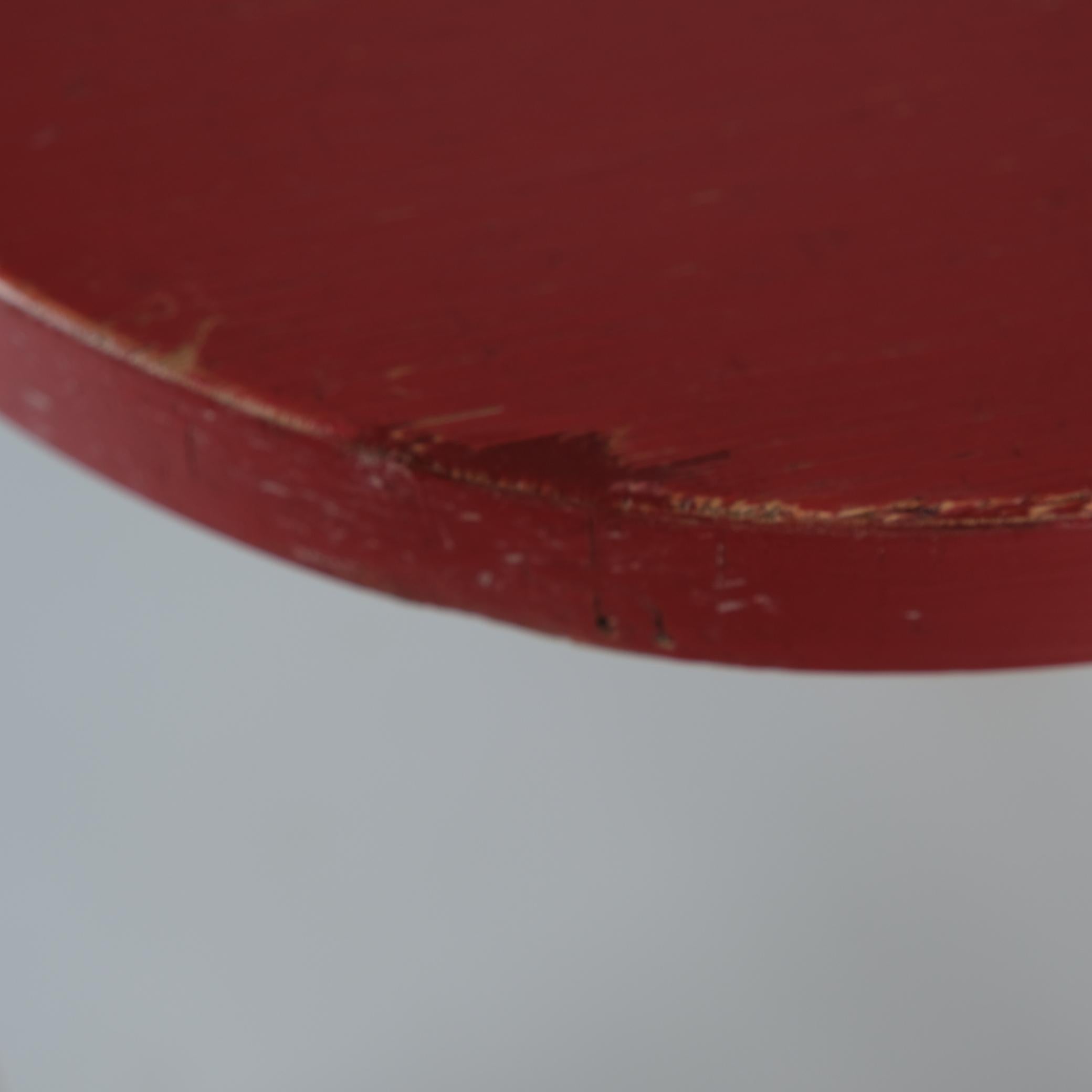 Raro taburete Alvar Aalto de 3 patas 60 en abedul y rojo, Artek, años 40 mediados del siglo XX en venta