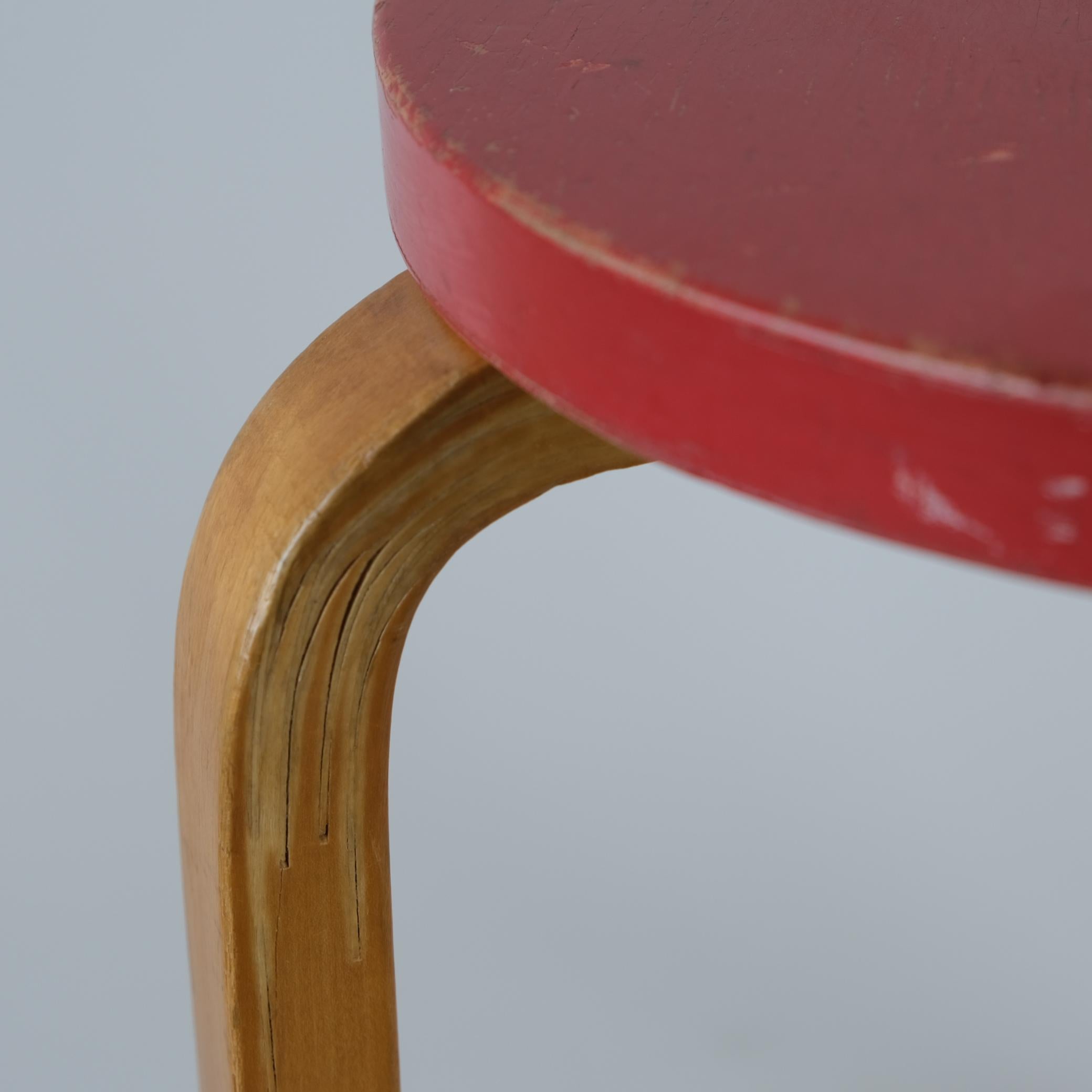 Raro taburete Alvar Aalto de 3 patas 60 en abedul y rojo, Artek, años 40 Abedul en venta