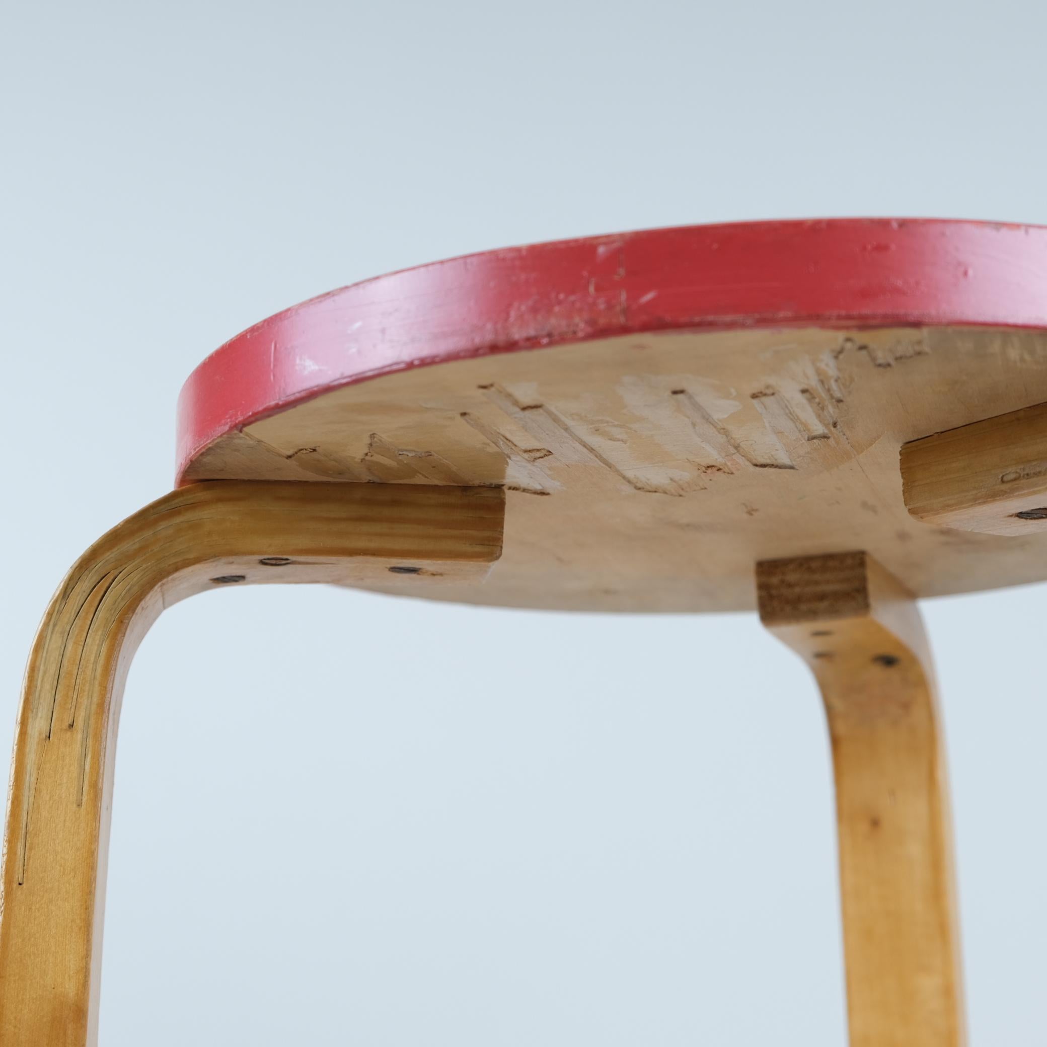 Raro taburete Alvar Aalto de 3 patas 60 en abedul y rojo, Artek, años 40 en venta 1