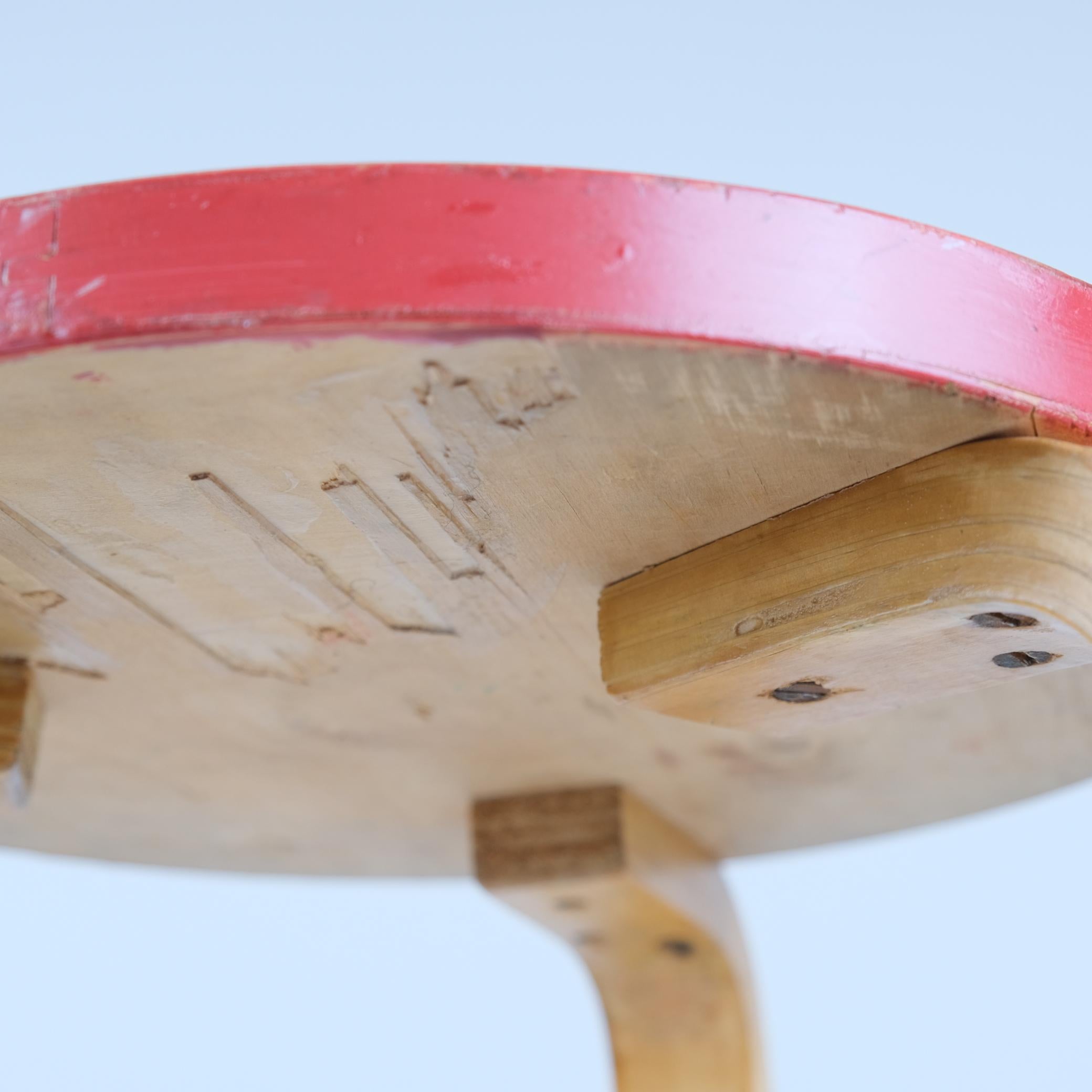 Raro taburete Alvar Aalto de 3 patas 60 en abedul y rojo, Artek, años 40 en venta 2