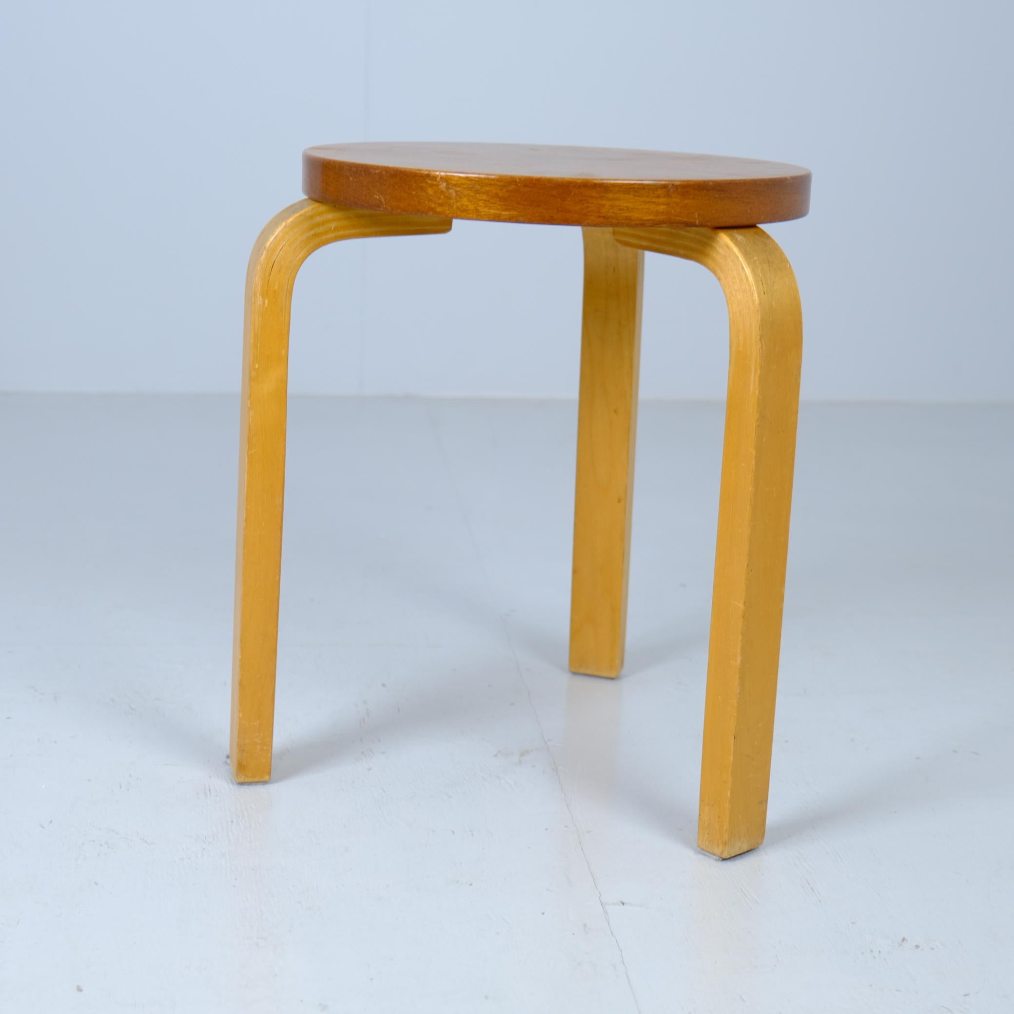 Scandinave moderne Rare Alvar Aalto 3-legged Stool Model 60 In Birch & Teak, Artek 1950s en vente