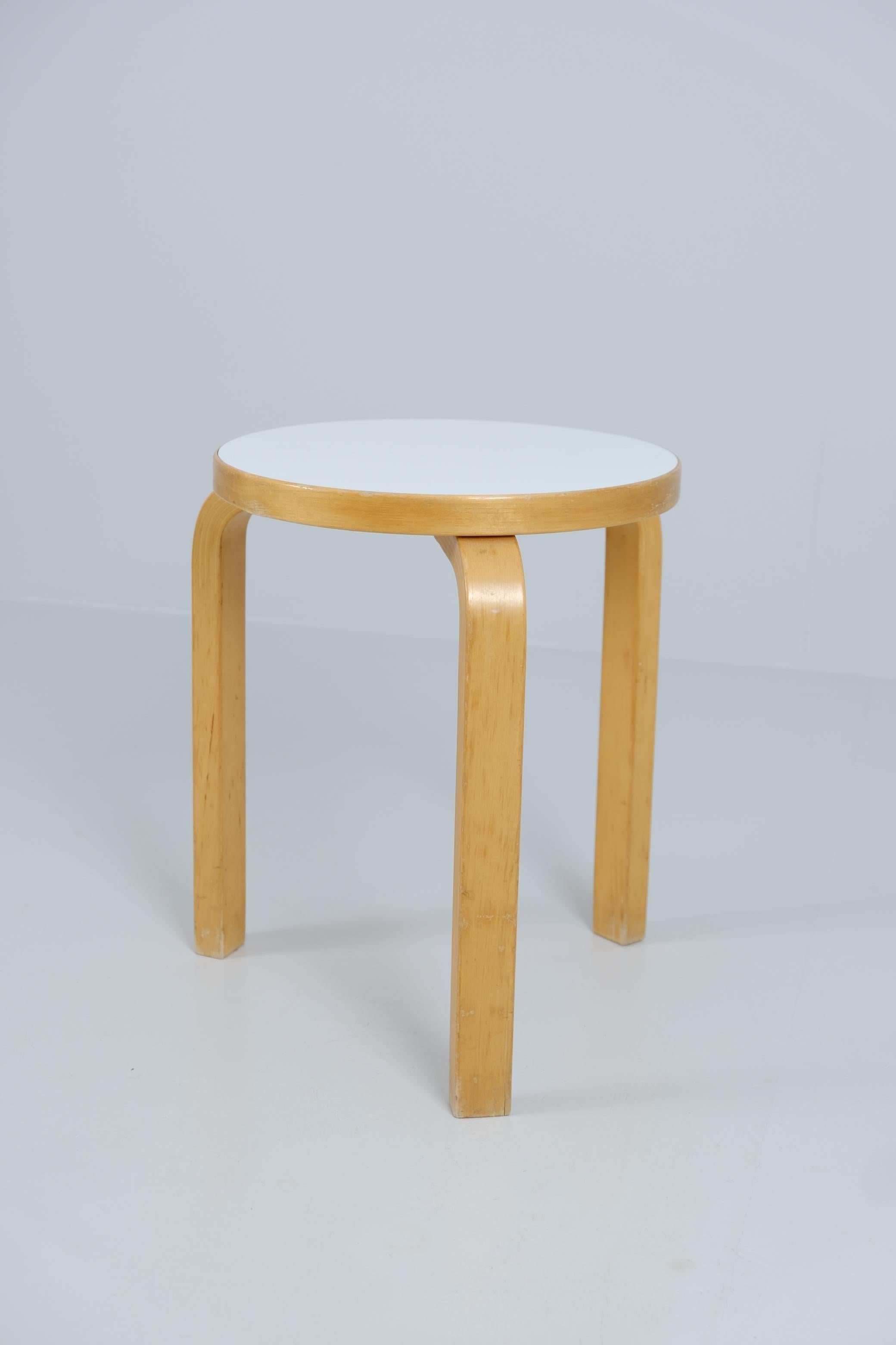 Un bello y poco visto ejemplo de los icónicos taburetes Aalto con el asiento original de formica. Estos taburetes de 3 patas han sido durante mucho tiempo los favoritos de nuestros clientes, especialmente en colores raros y patinados. 
Este ejemplo