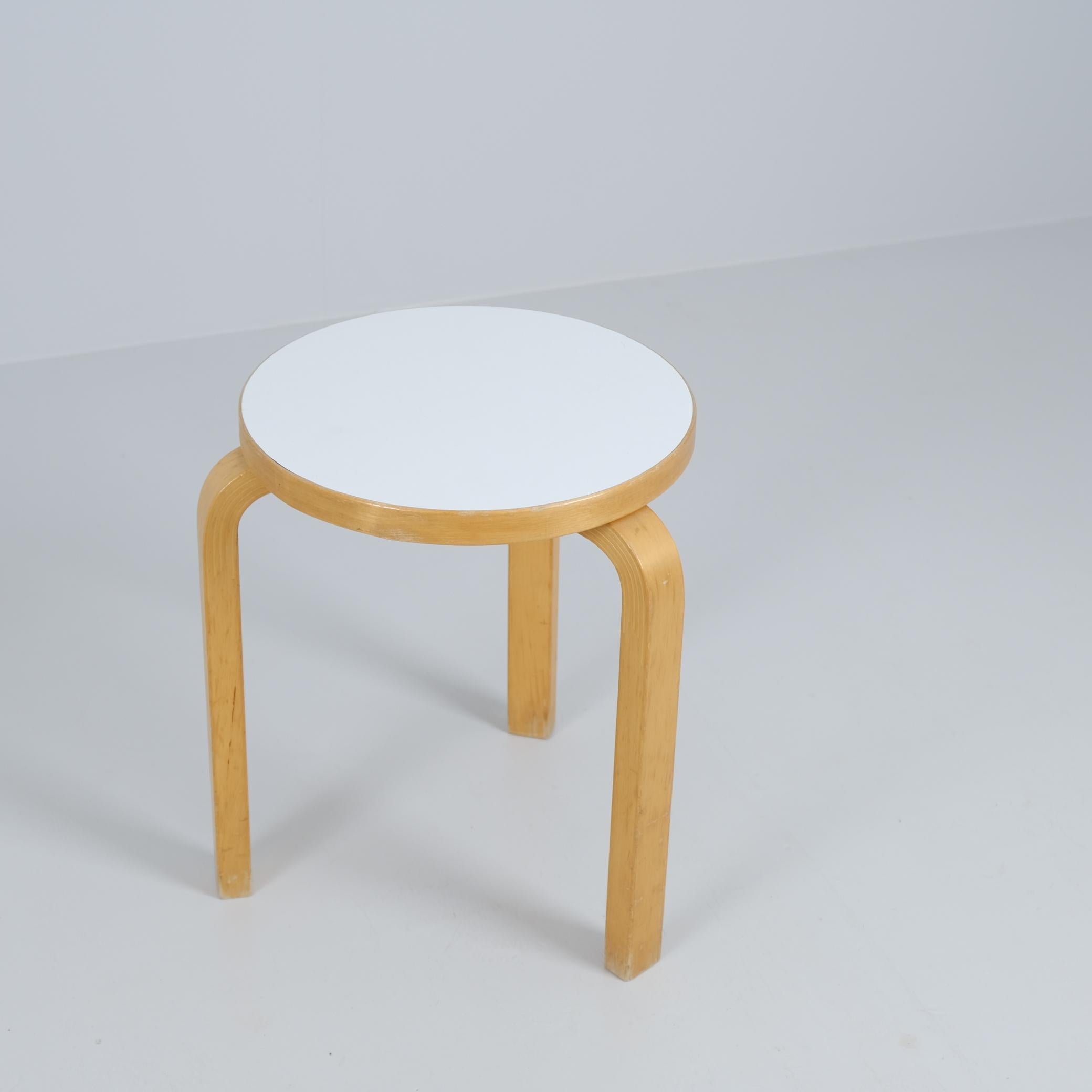 Raro taburete de 3 patas Alvar Aalto Modelo 60 en fórmica original, Artek Años 50 Escandinavo moderno en venta