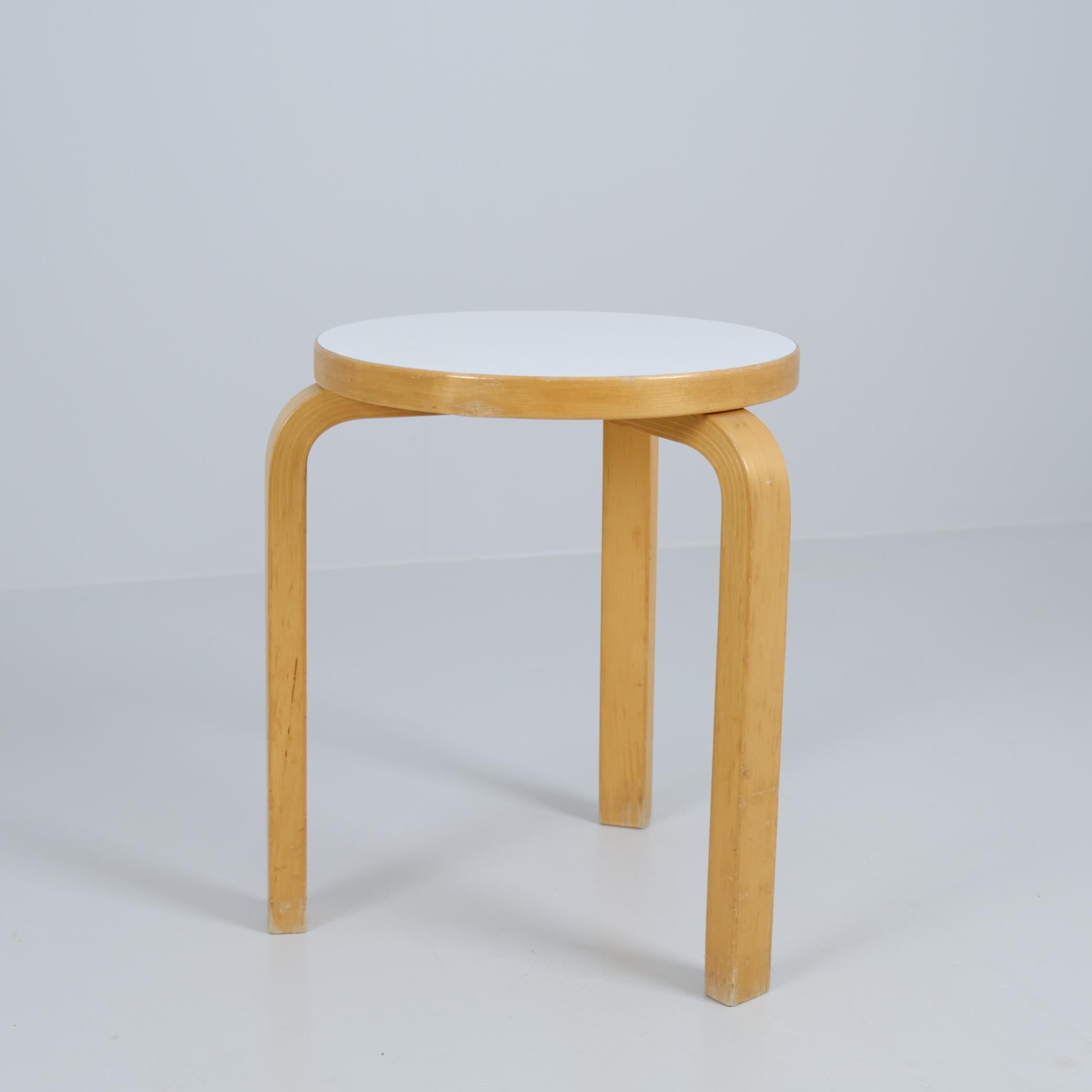 Raro taburete de 3 patas Alvar Aalto Modelo 60 en fórmica original, Artek Años 50 Finlandés en venta