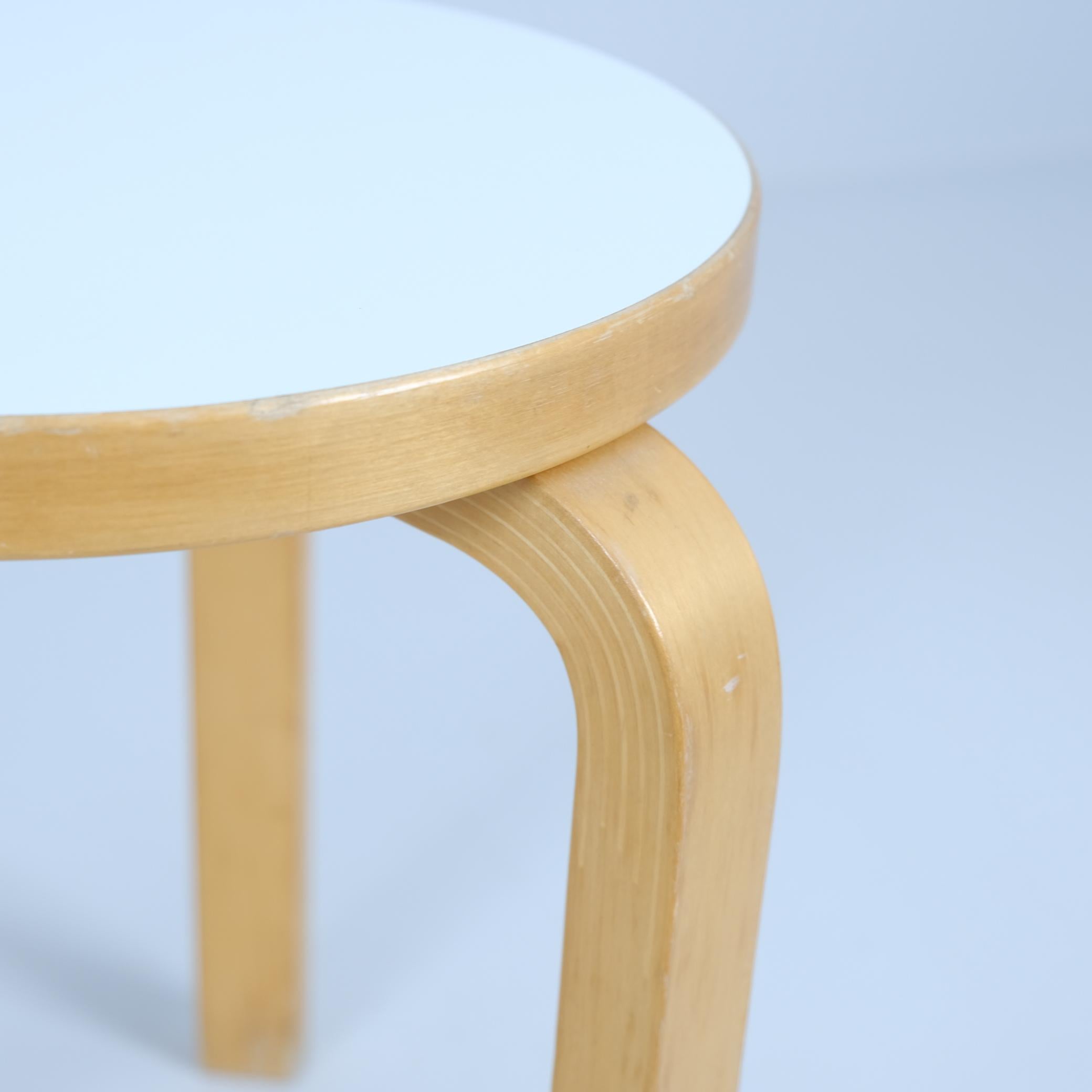 Raro taburete de 3 patas Alvar Aalto Modelo 60 en fórmica original, Artek Años 50 en Bueno estado para la venta en Helsinki, FI