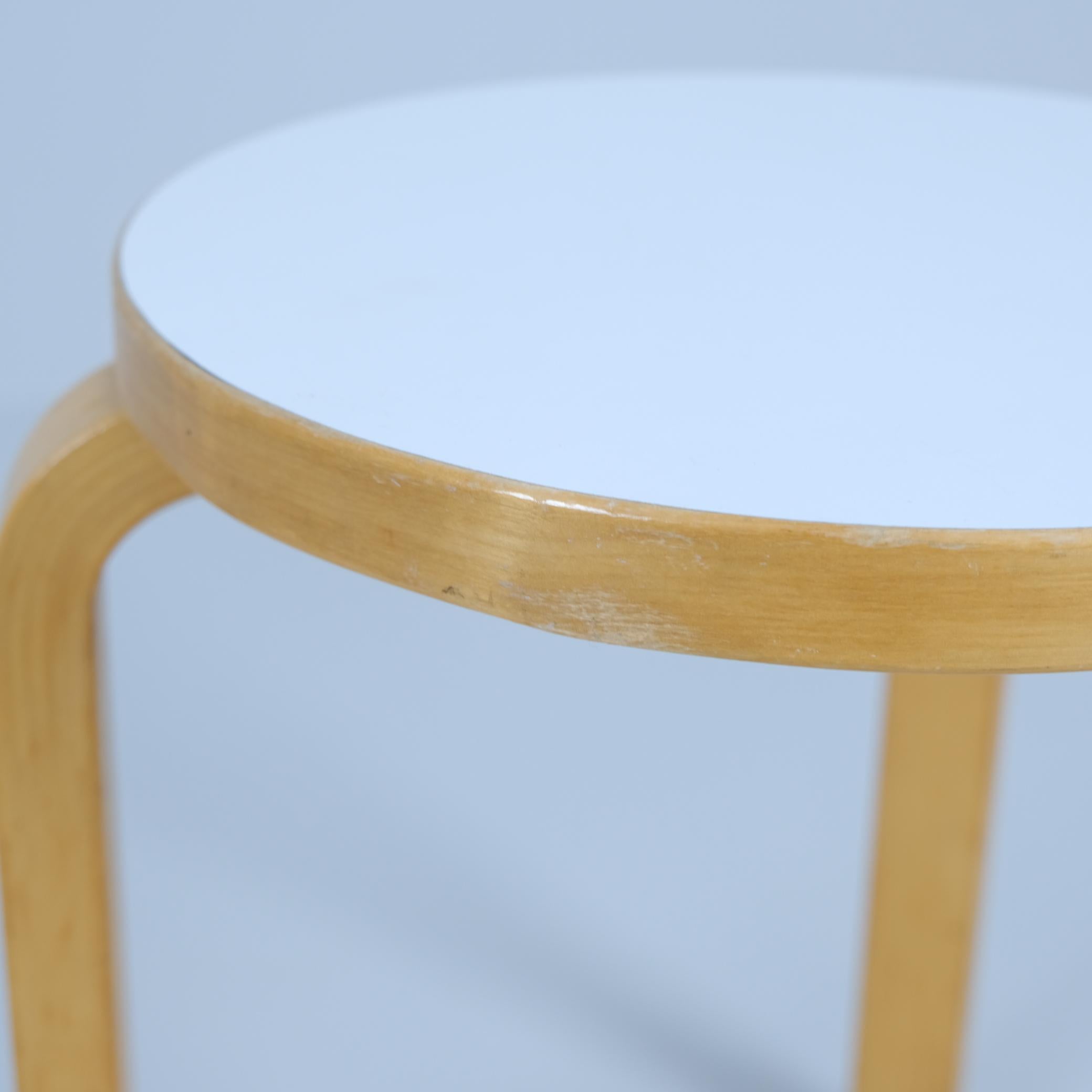 Raro taburete de 3 patas Alvar Aalto Modelo 60 en fórmica original, Artek Años 50 mediados del siglo XX en venta