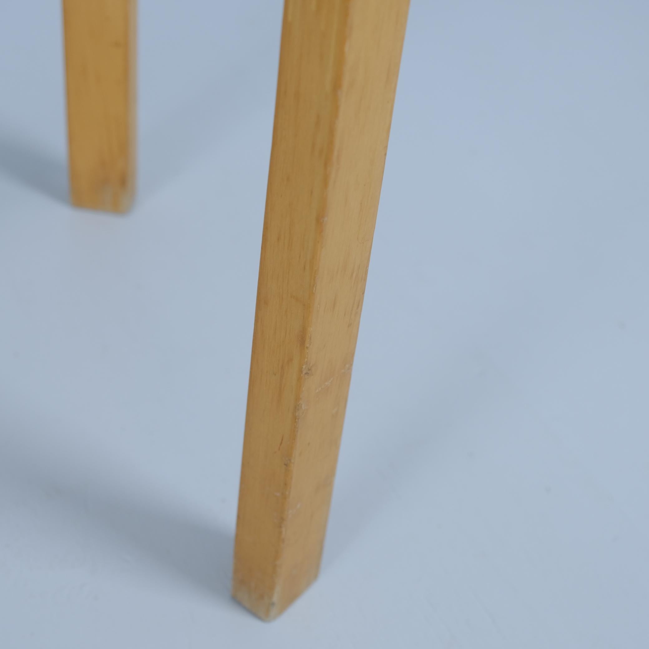 Raro taburete de 3 patas Alvar Aalto Modelo 60 en fórmica original, Artek Años 50 en venta 1