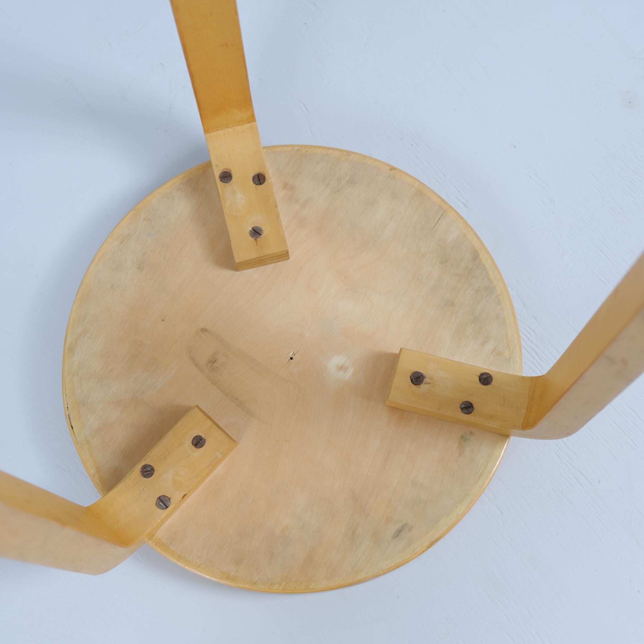 Raro taburete de 3 patas Alvar Aalto Modelo 60 en fórmica original, Artek Años 50 en venta 2