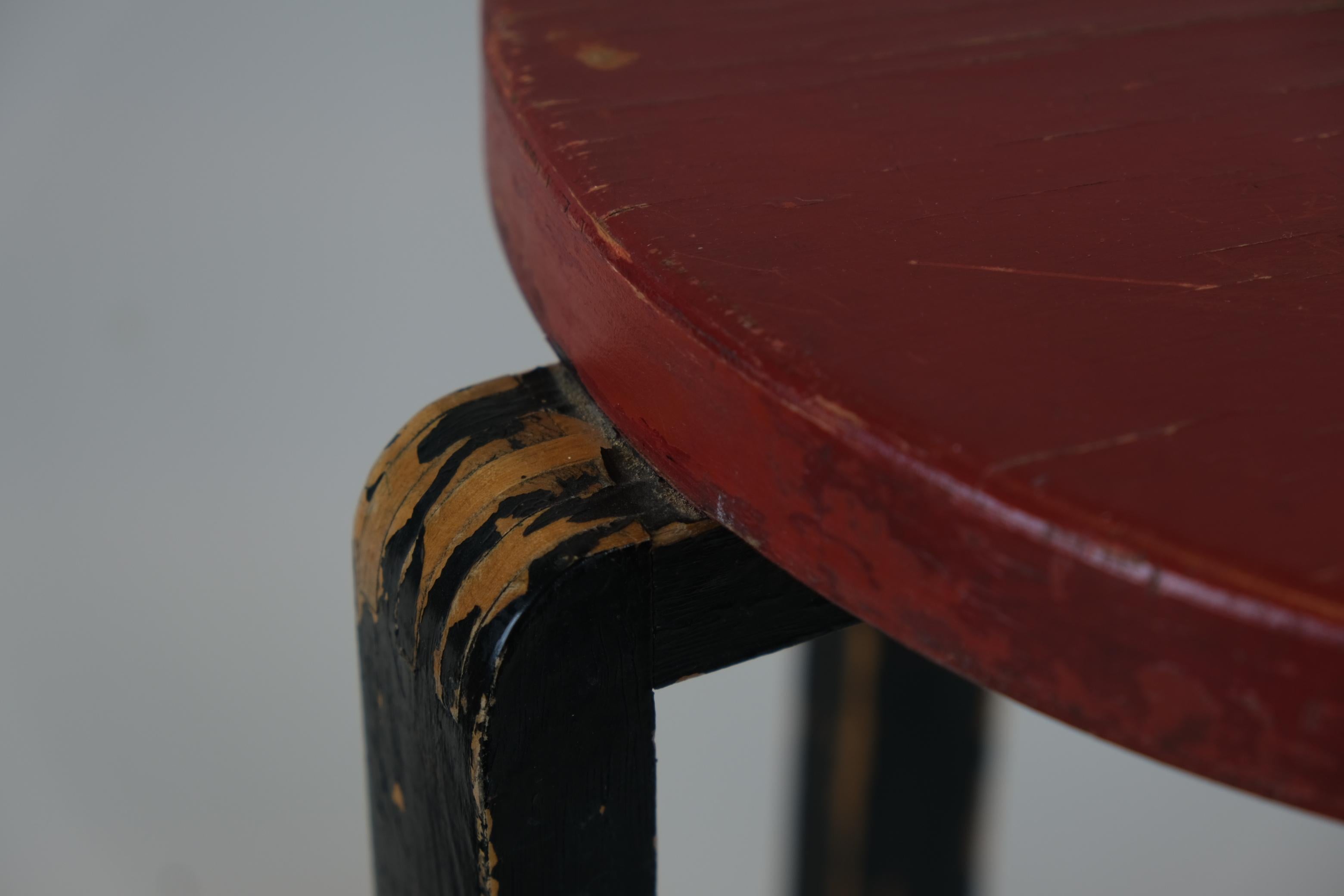Rare tabouret à 4 pieds Alvar Aalto+Aalto E60 version temps de guerre en rouge et bleu, Artek 1940s en vente 5