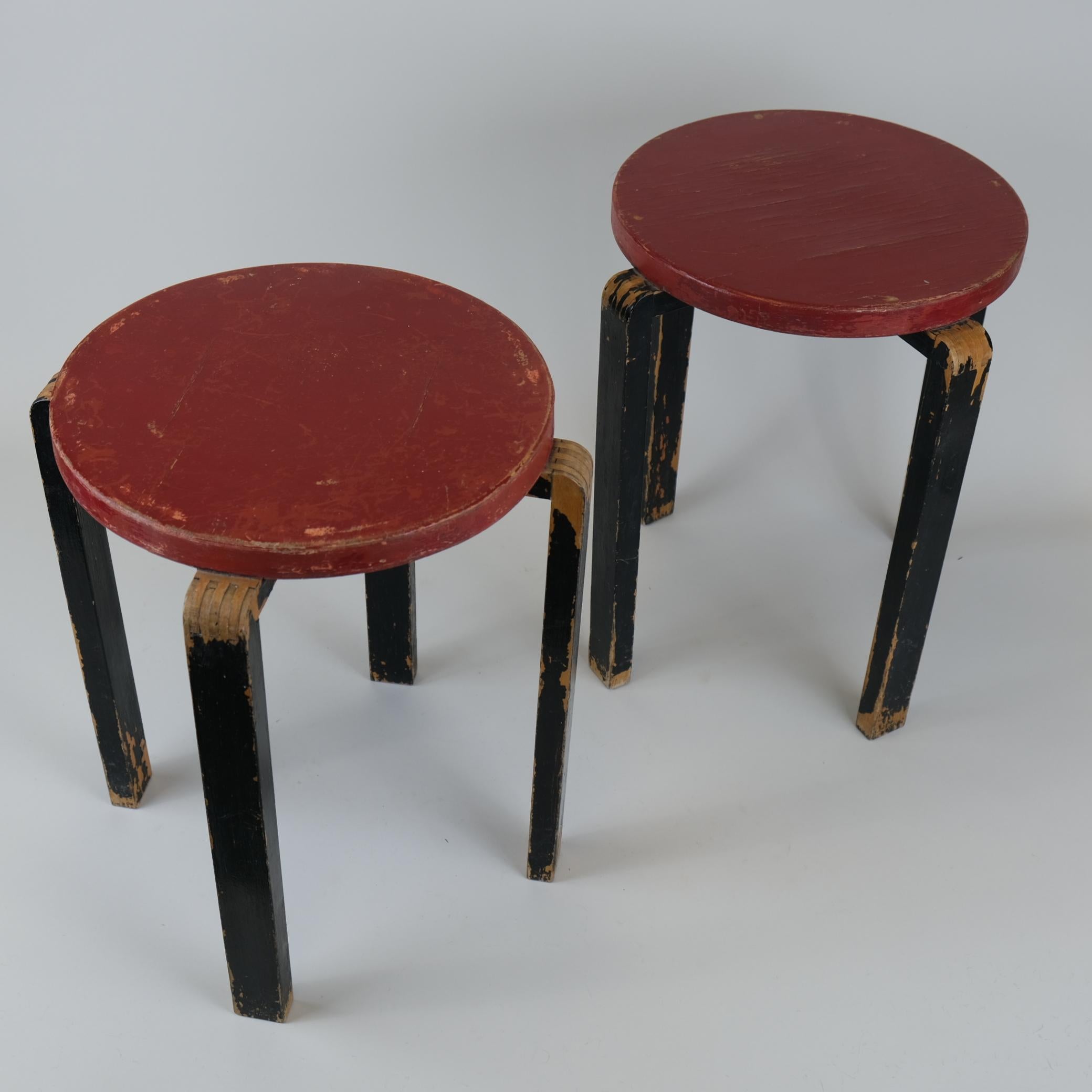 Rare tabouret à 4 pieds Alvar Aalto+Aalto E60 version temps de guerre en rouge et bleu, Artek 1940s en vente 6