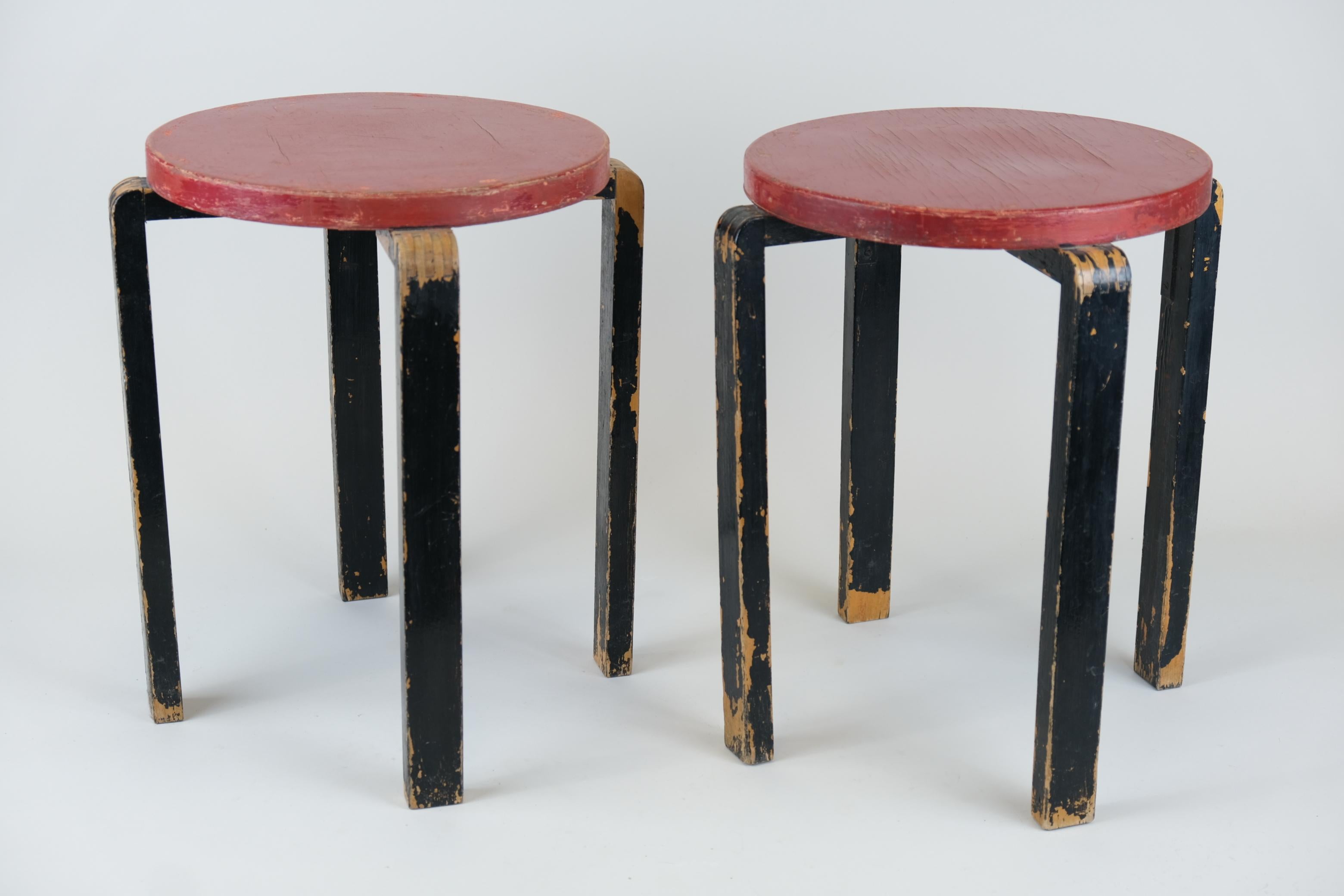Scandinave moderne Rare tabouret à 4 pieds Alvar Aalto+Aalto E60 version temps de guerre en rouge et bleu, Artek 1940s en vente
