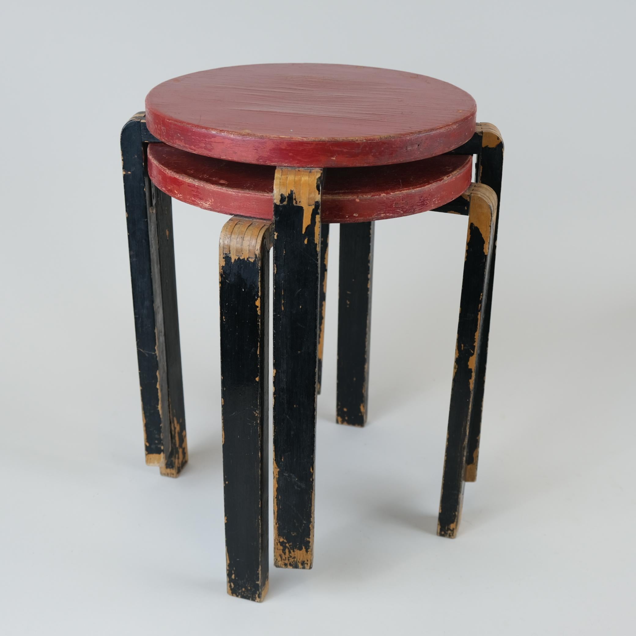 Les tabourets de guerre d'Alvar Aalto sont des objets de collection extrêmement recherchés, pour la simple raison qu'il n'en existe plus beaucoup. Un tabouret de l'époque de la guerre se distingue facilement par la façon dont les pieds sont pliés