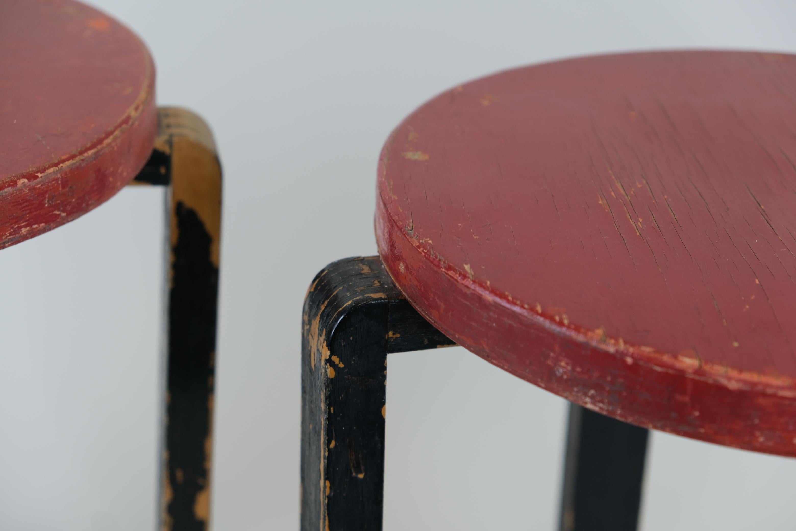 Finlandais Rare tabouret à 4 pieds Alvar Aalto+Aalto E60 version temps de guerre en rouge et bleu, Artek 1940s en vente