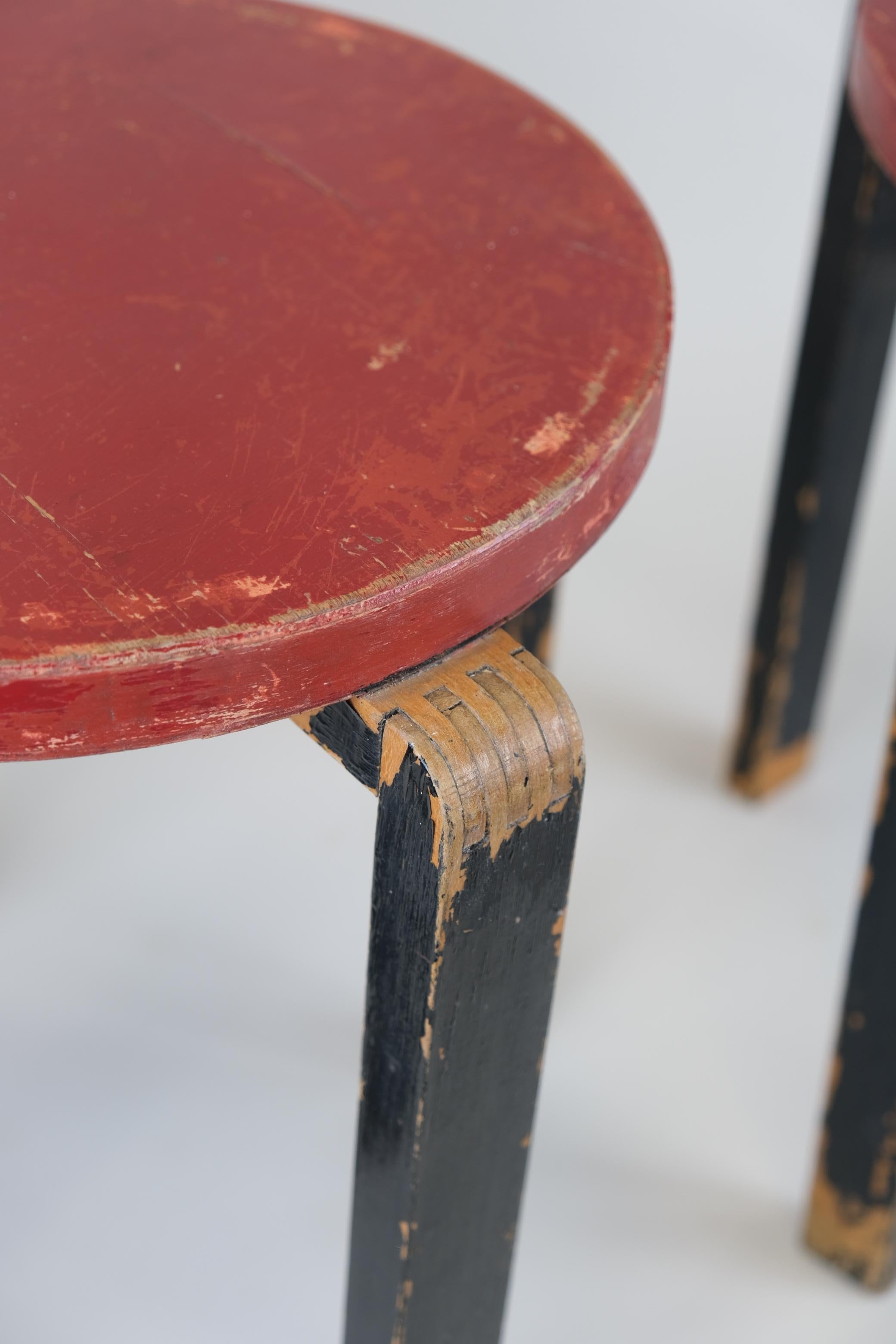 Rare tabouret à 4 pieds Alvar Aalto+Aalto E60 version temps de guerre en rouge et bleu, Artek 1940s Bon état - En vente à Helsinki, FI