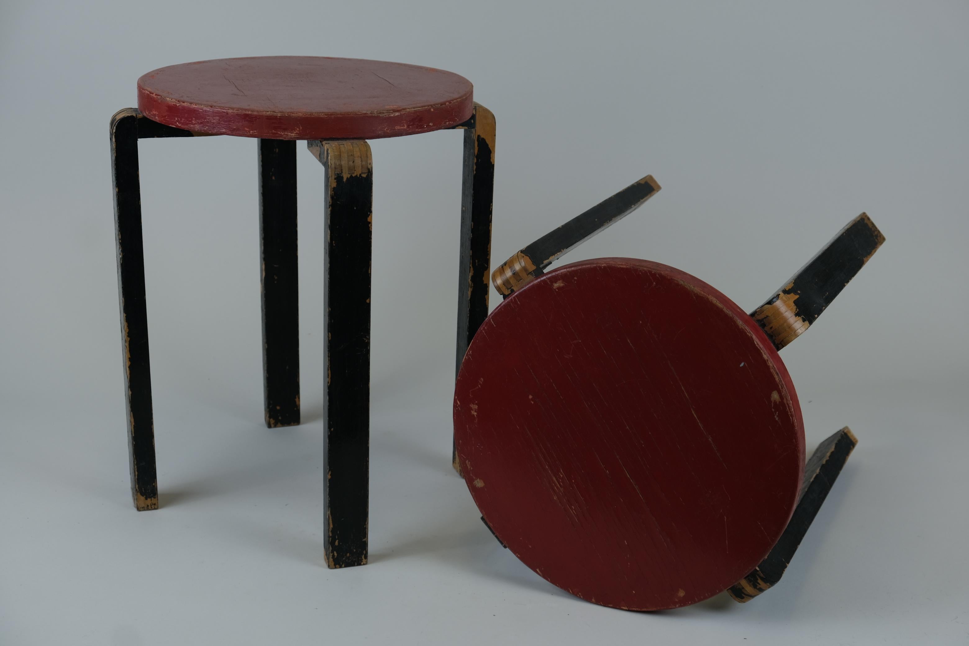 Milieu du XXe siècle Rare tabouret à 4 pieds Alvar Aalto+Aalto E60 version temps de guerre en rouge et bleu, Artek 1940s en vente
