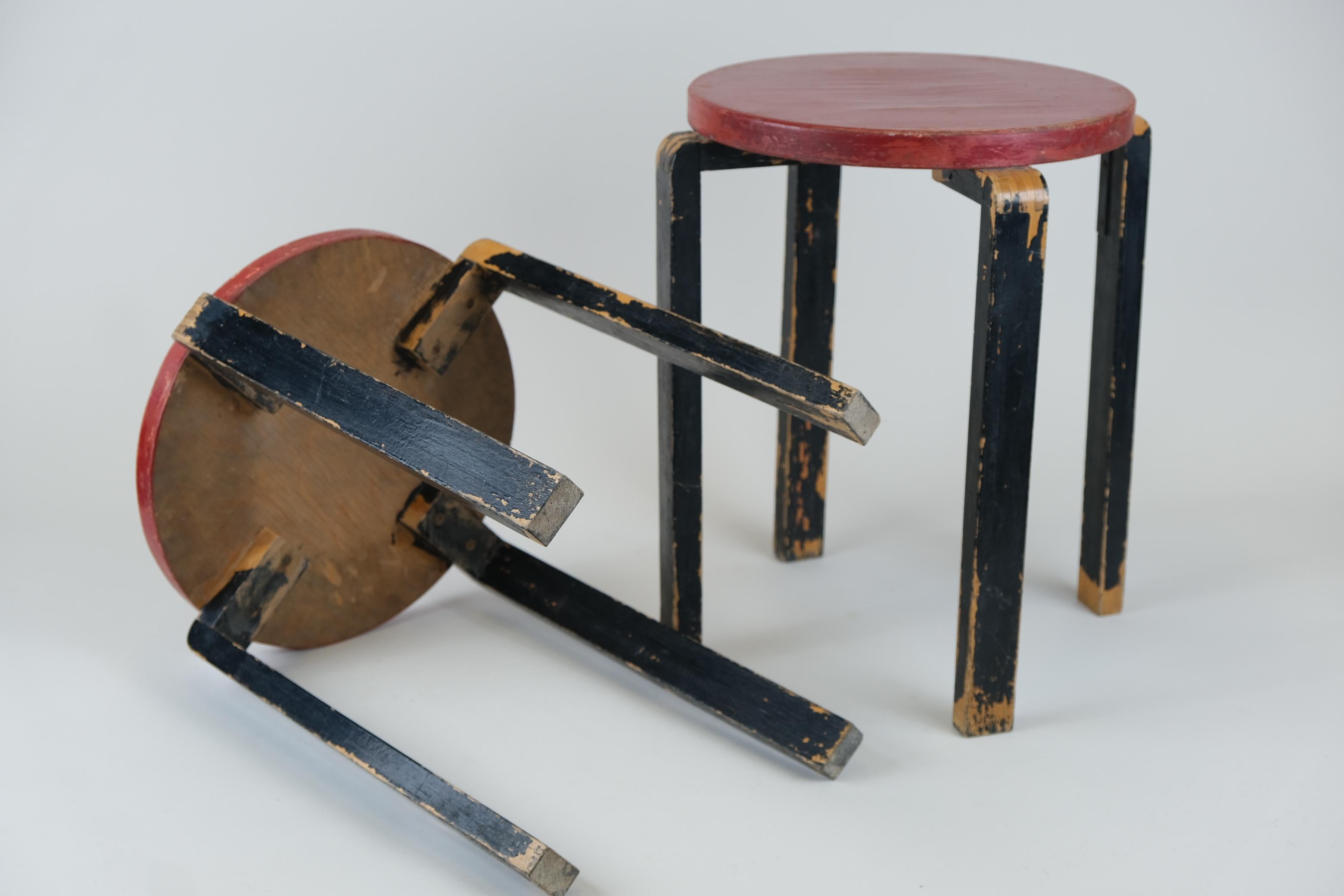Bois Rare tabouret à 4 pieds Alvar Aalto+Aalto E60 version temps de guerre en rouge et bleu, Artek 1940s en vente