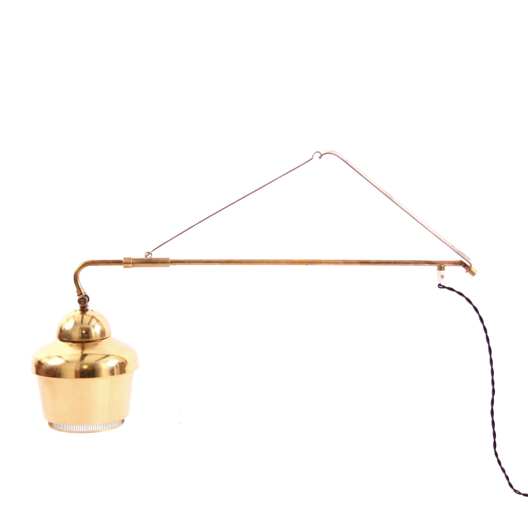 ALVAR AALTO & VALAISTUTYO - SKANDINAVISCHE MODERNE

Eine seltene Wandleuchte aus Messing von Alvar Aalto. Die Leuchte ist eine Version der klassischen Alvar Aalto-Goldglocke, Modell A 3305, als Pendelleuchte.

Die ursprünglich 1937 entworfene Lampe