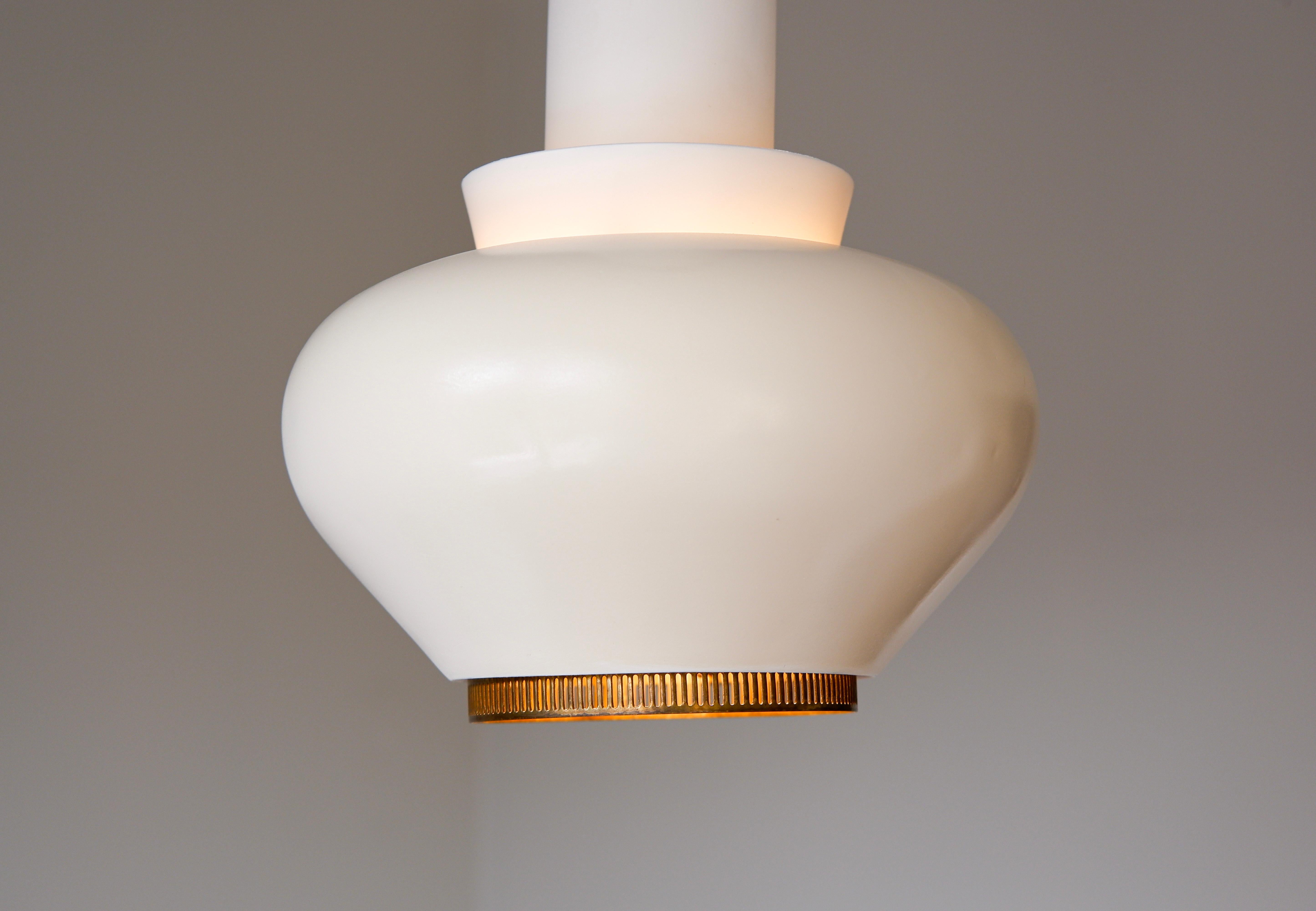Rara lampada da soffitto di Alvar Aalto modello A334 per Valaistustyö, circa 1950. In condizioni discrete in vendita a Hägersten-Liljeholmen, Stockholms län