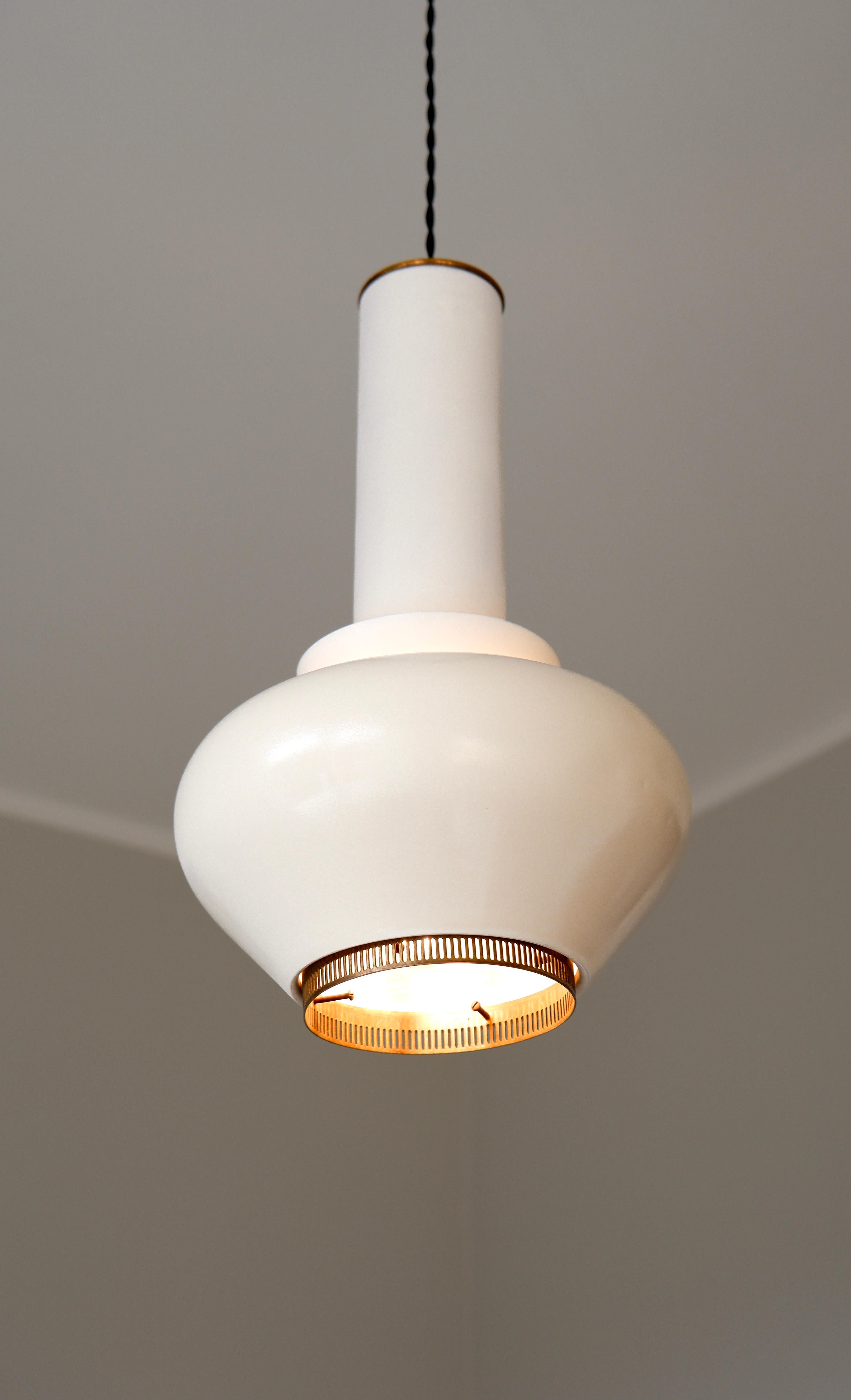 Metà XX secolo Rara lampada da soffitto di Alvar Aalto modello A334 per Valaistustyö, circa 1950. in vendita