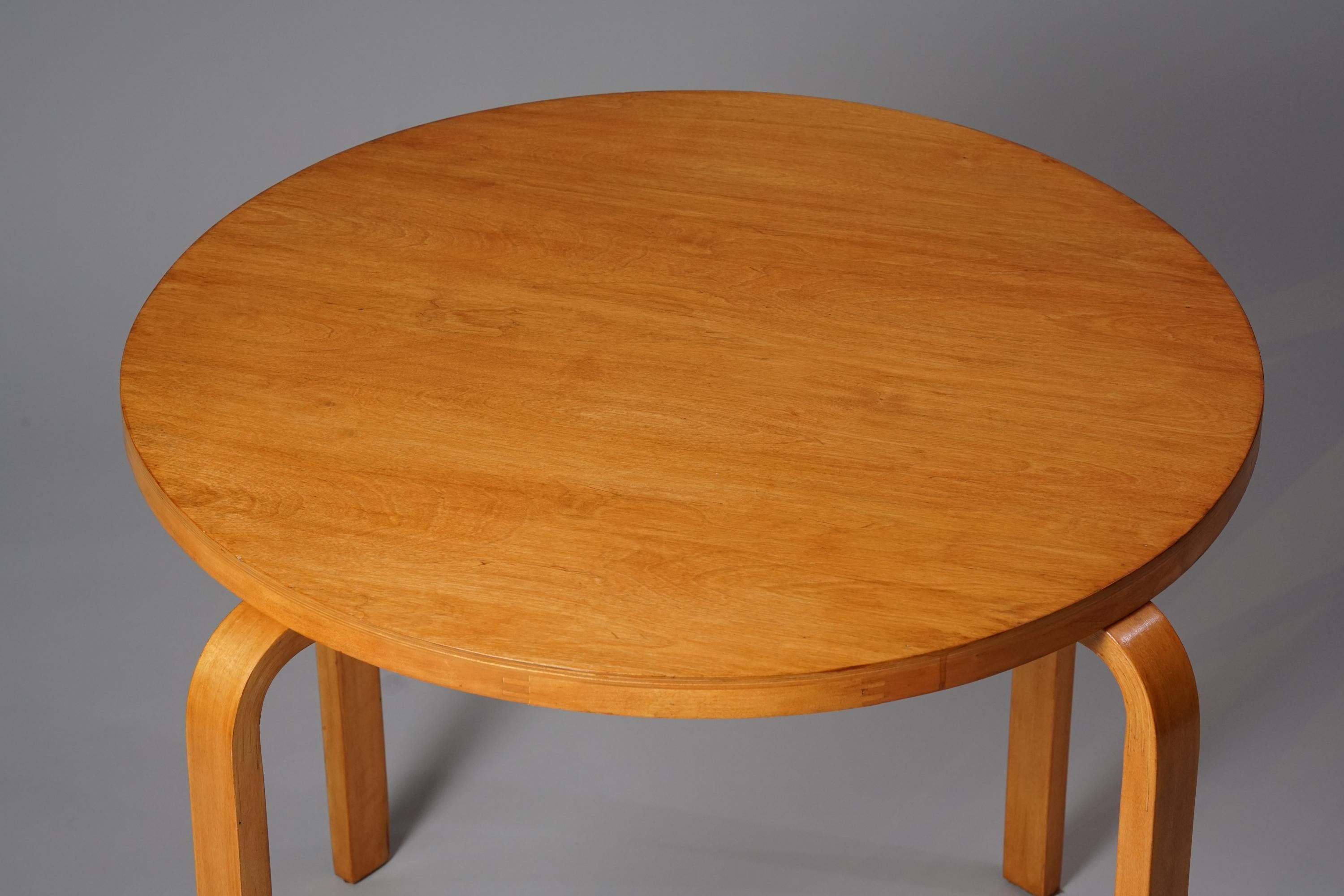Rare table de salle à manger d'Alvar Aalto, fabriquée par Oy Huonekalu- ja Rakennustyötehdas Ab, années 1940/1950. Birch. Bon état vintage, patine mineure correspondant à l'âge et à l'utilisation. 

Alvar Aalto (1898-1976) est probablement
