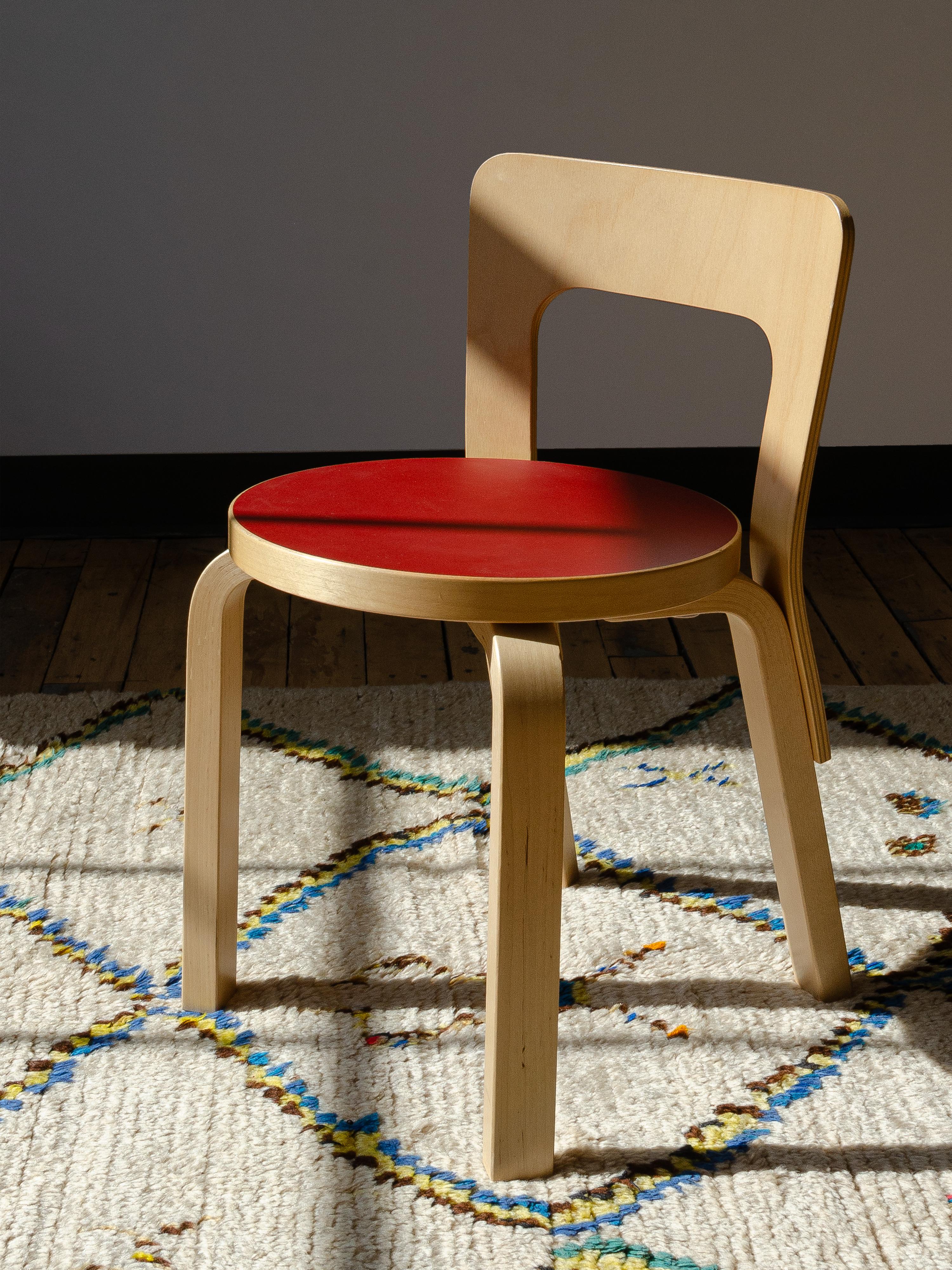 Der Kinderstuhl N65 von Artek ist ein leicht verkleinertes Modell des Stuhls 65, der 1935 von Alvar Aalto entworfen wurde. Im Jahr 2013 brachte Artek zu Ehren des 80-jährigen Jubiläums diese klassischen Möbelstücke für eine begrenzte Zeit heraus.