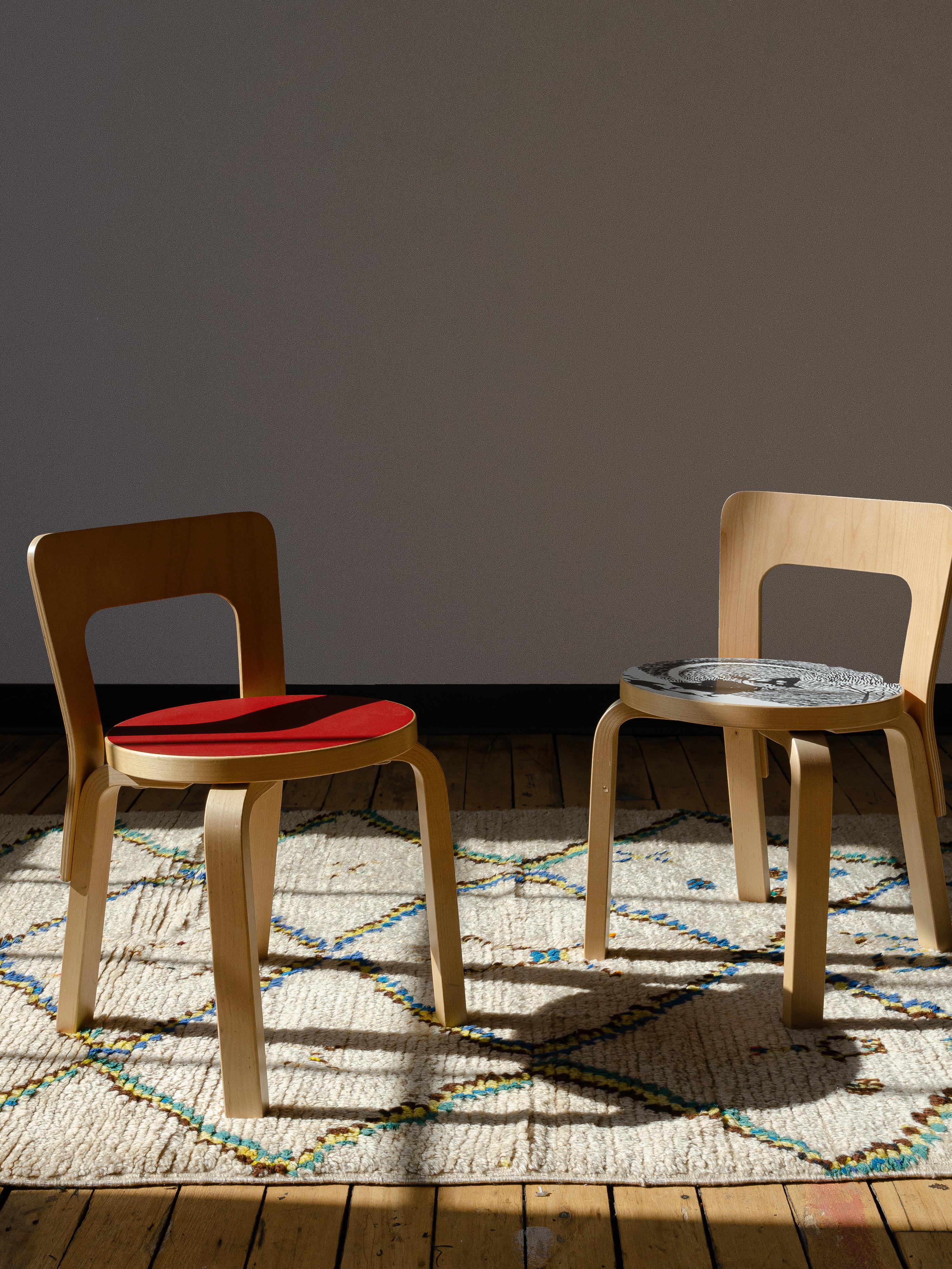 Travail du bois Alvar Aalto pour Artek N65 chaise d'enfant en bois cintré avec motif graphique en peau de mouton en vente