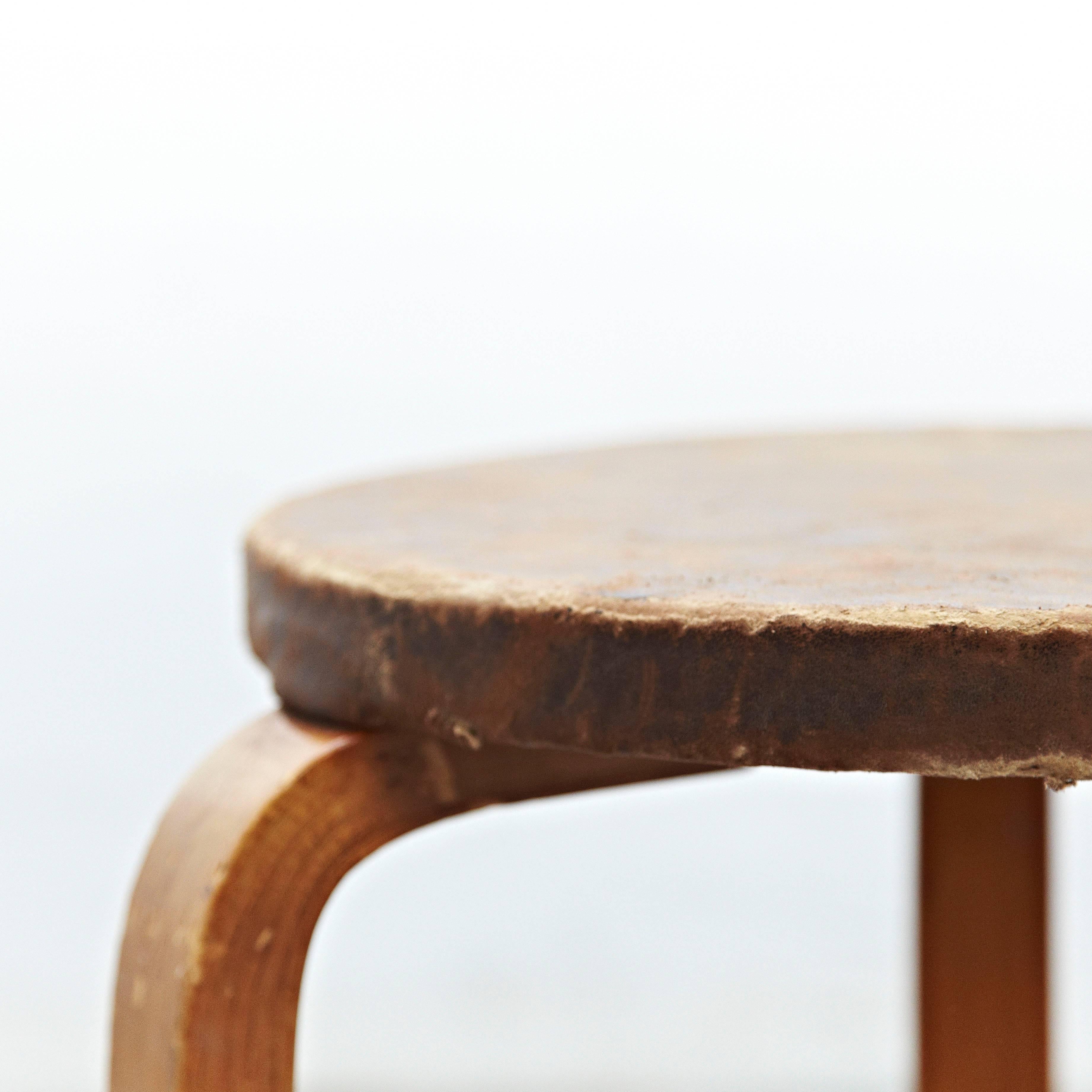 Rare Alvar Aalto Mid-Century Modern Leather and Wood Stool for Artek, circa 1960 In Fair Condition In Barcelona, Barcelona