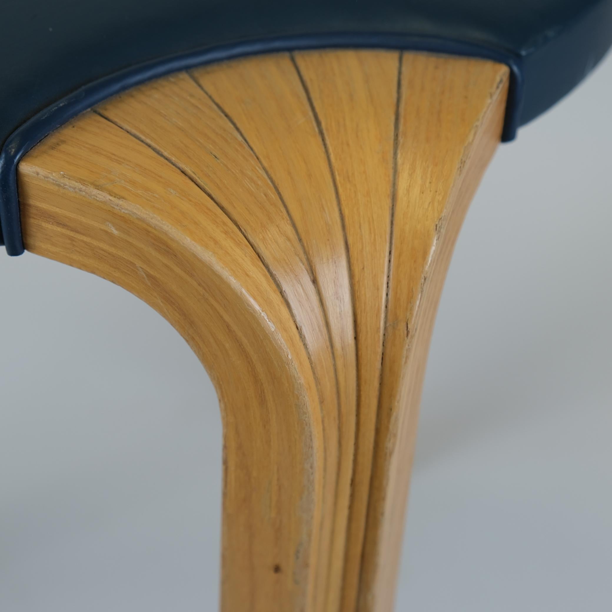 Raro taburete X600 de Alvar Aalto para Artek en cuero azul original y abedul, años 50 Cuero en venta