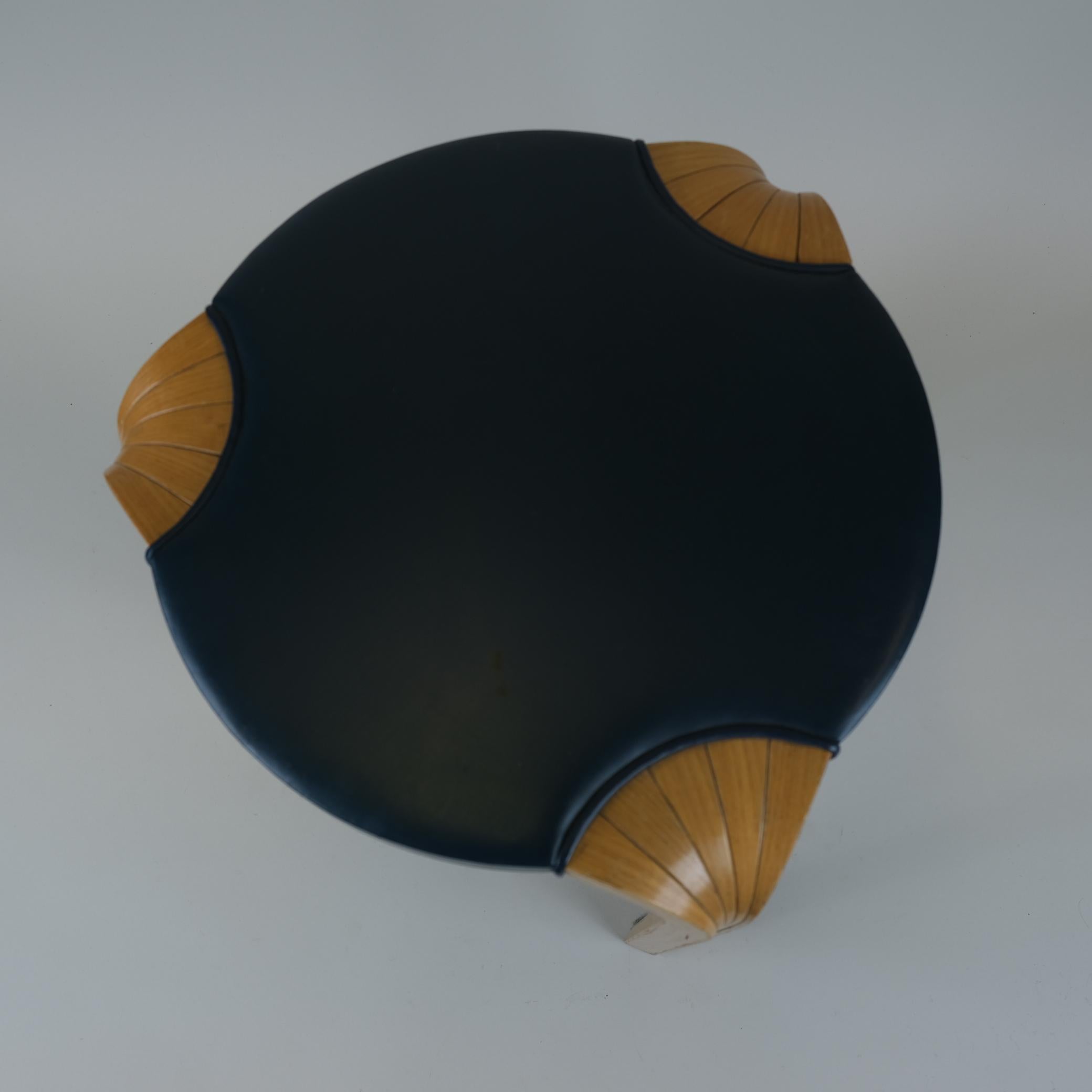 Raro taburete X600 de Alvar Aalto para Artek en cuero azul original y abedul, años 50 en venta 2