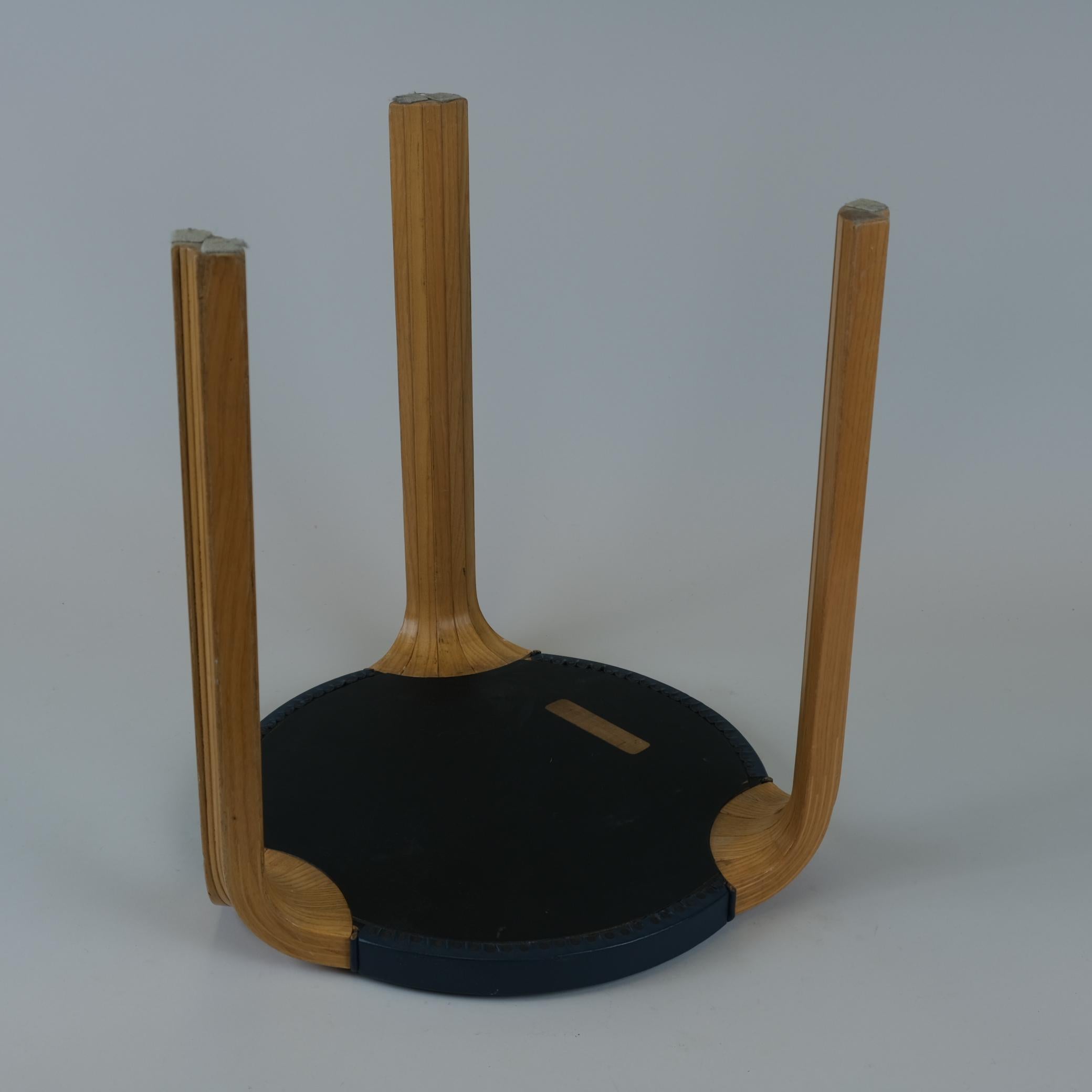Raro taburete X600 de Alvar Aalto para Artek en cuero azul original y abedul, años 50 en venta 4