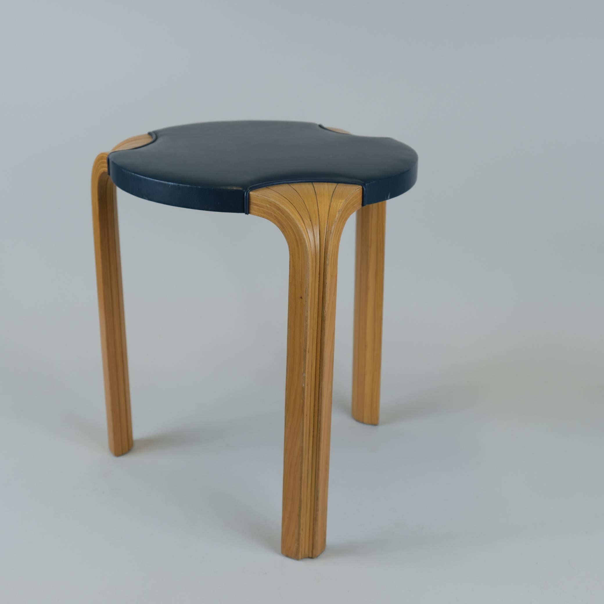 Aunque sencillo, este taburete tiene una gran calidad y atención a los detalles. La pata en X menos habitual, con acolchado de cuero, aporta una belleza sencilla a cualquier interior. El cuero azul original hace que esta pieza sea bastante rara.