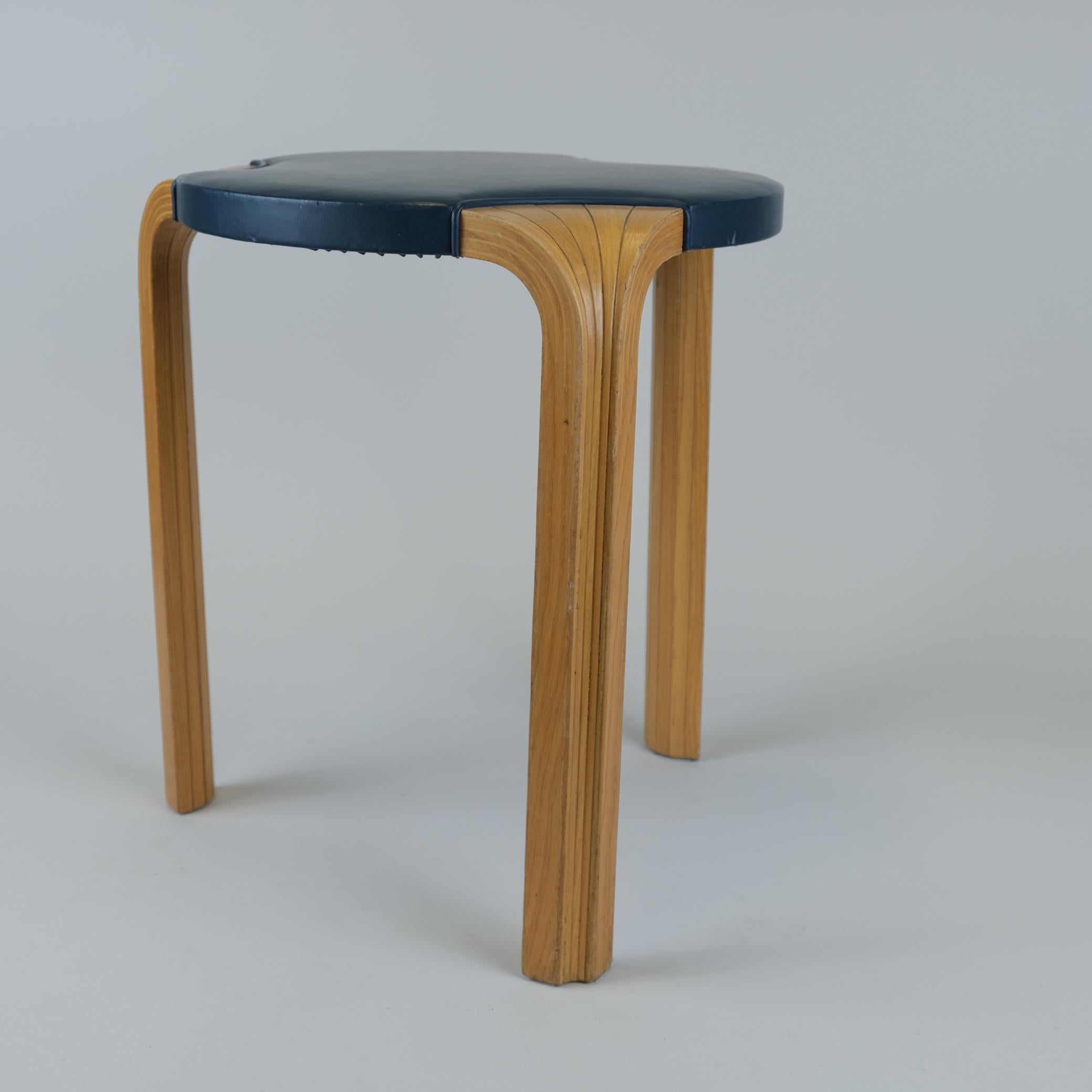 Raro taburete X600 de Alvar Aalto para Artek en cuero azul original y abedul, años 50 Escandinavo moderno en venta