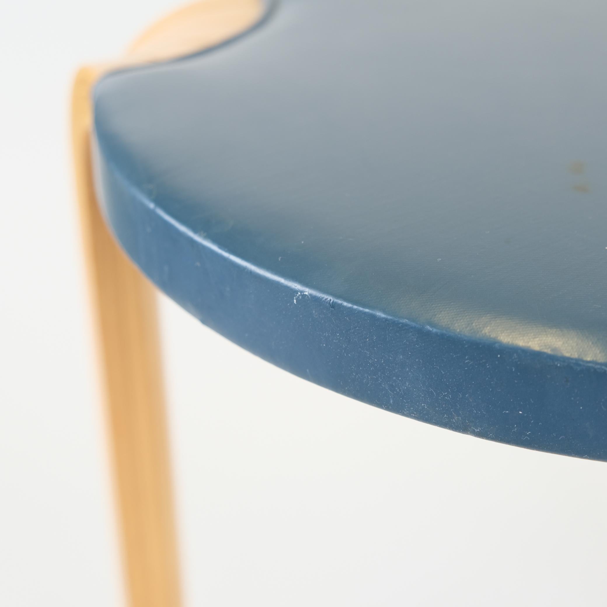 Raro taburete X600 de Alvar Aalto para Artek en cuero azul original y abedul, años 50 Finlandés en venta